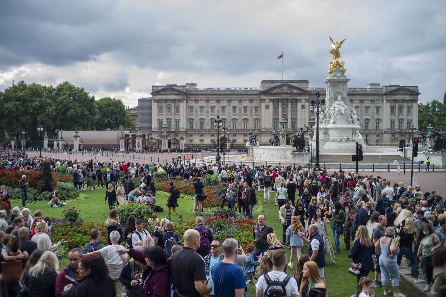epa10175473 People pay their respects to late Queen Elizabeth II outside Buckingham Palace in London, Britain, 10 September 2022. Britain's Queen Elizabeth II died at her Scottish estate on 08 September 2022. The 96-year-old Queen was the longest-reigning monarch in British history.  EPA/YOAN VALAT