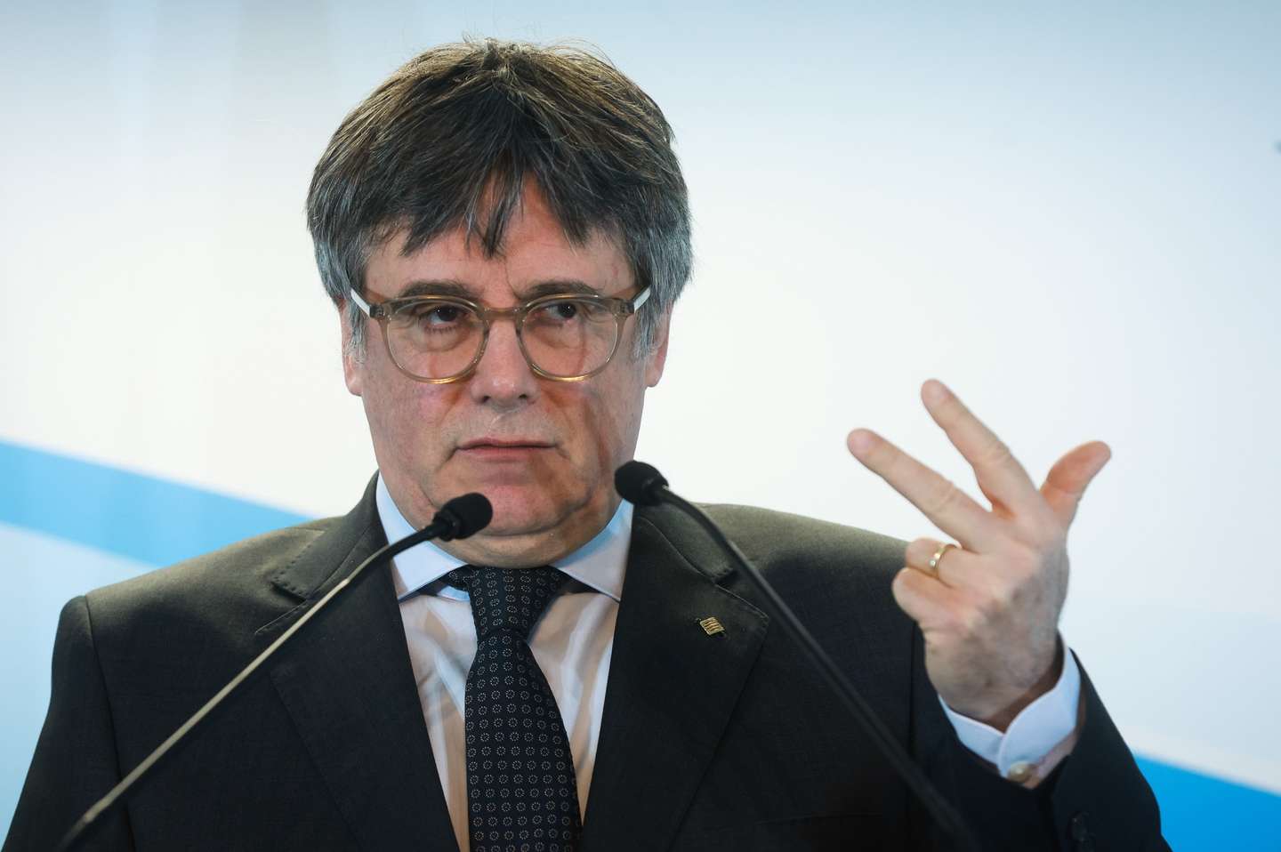 epa11830349 Junts per Catalunya (Together for Catalunya) party President Carles Puigdemont gives a press conference following the party's board meeting in Brussels, Belgium, 17 January 2025.  EPA/OLIVIER HOSLET