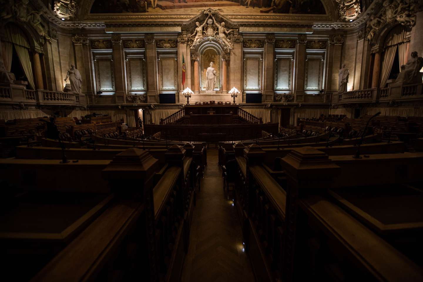 Parlamento: Fotografias genéricas do hemiciclo da Assembleia da República vazia. Bancadas. Cadeiras. AR. Presidente da Assembleia da República. Lisboa, 16 de dezembro de 2019. JOÃO PORFÍRIO/OBSERVADOR