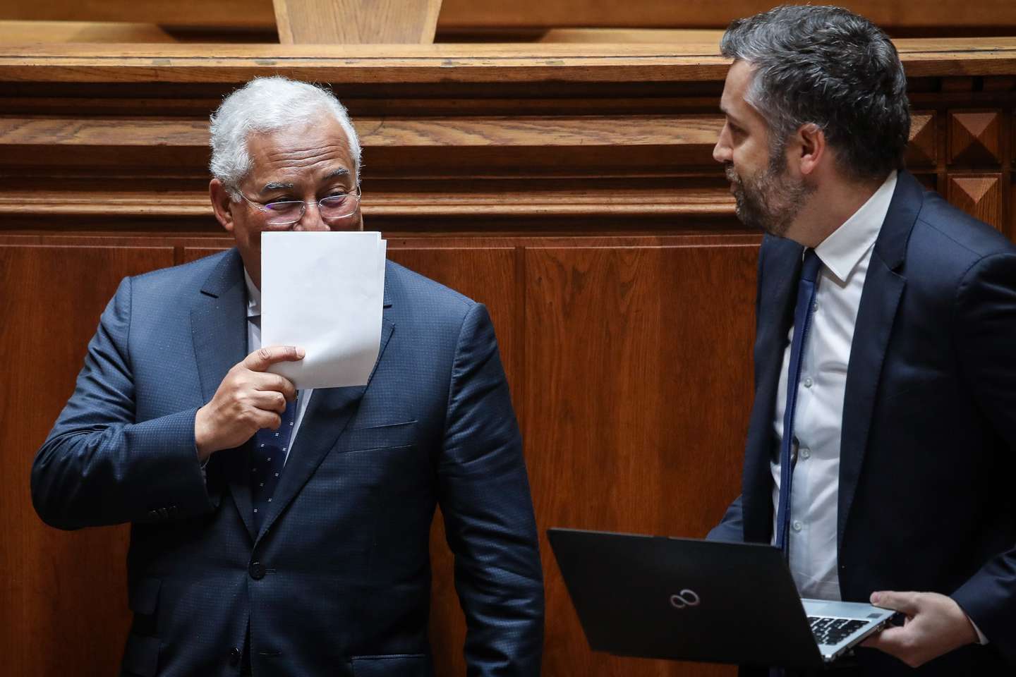 O primeiro-ministro, António Costa (E), conversa com o ministro das Infraestruturas e da Habitação, Pedro Nuno Santos (D), durante o debate sobre o pedido de renovação de autorização do estado de emergência, entre outros assuntos relacionados com a crise causada pela covid-19, na Assembleia da República, em Lisboa, 02 de abril de 2020. Em Portugal, segundo o balanço feito no dia 01 de abril, pela Direção-Geral da Saúde (DGS), registaram-se 187 mortes e 8.251 casos de infeções confirmadas. ANDRÉ KOSTERS/LUSA