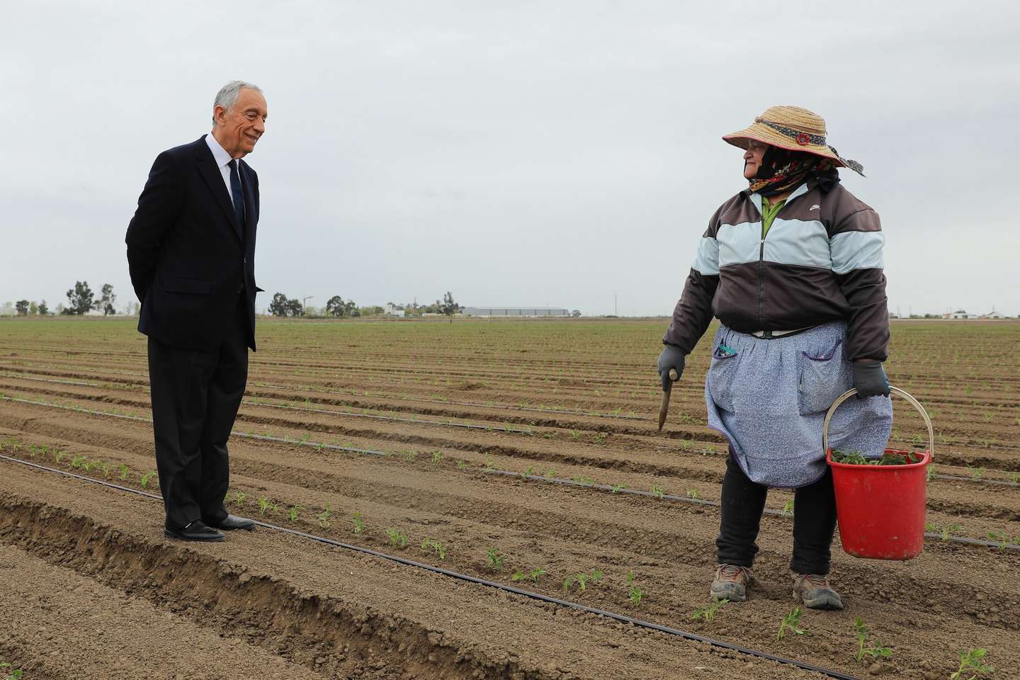 O Presidente da República, Marcelo Rebelo de Sousa (E) conversa com uma trabalhadora durante a visita a sementeira de tomate na Lezíria Grande de Vila Franca de Xira. 4 de abril de 2020. MIGUEL A. LOPES/LUSA