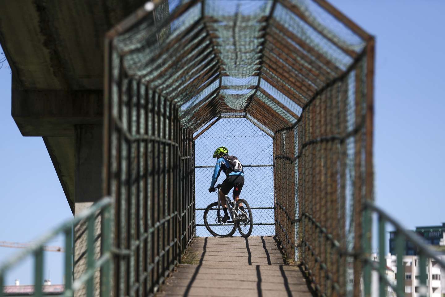 Um homem anda de bicicleta, na zona de Benfica, em Lisboa, 28 de março de 2020. Portugal regista hoje 100 mortes associadas à covid-19, mais 24 do que na sexta-feira, enquanto o número de infetados subiu 902, para 5.170, segundo o boletim epidemiológico da Direção-Geral da Saúde (DGS). ACOMPANHA TEXTO DO DIA 28 DE MARÇO DE 2020. JOSÉ SENA GOULÃO/LUSA