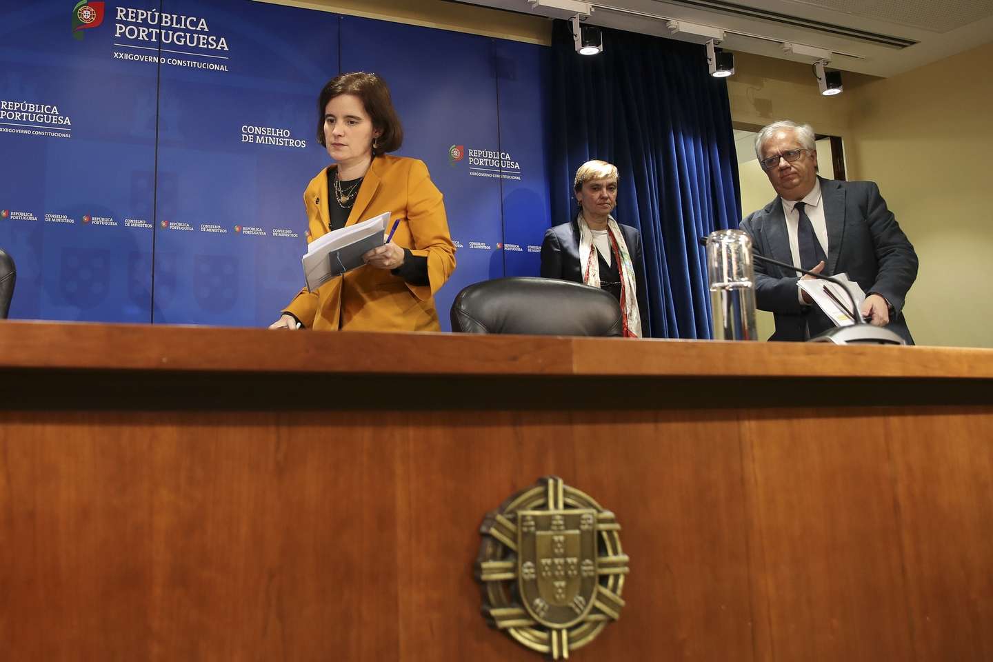 A ministra de Estado e da Presidência, Mariana Vieira da Silva, e o ministro da Administração Interna, Eduardo Cabrita, à chegada para a apresentação do balanço da oitava reunião da Estrutura de Monitorização do Estado de Emergência, realizada na Presidência do Conselho de Ministros  em Lisboa, 17 de abril de 2020.   MANUEL DE ALMEIDA/POOL/LUSA