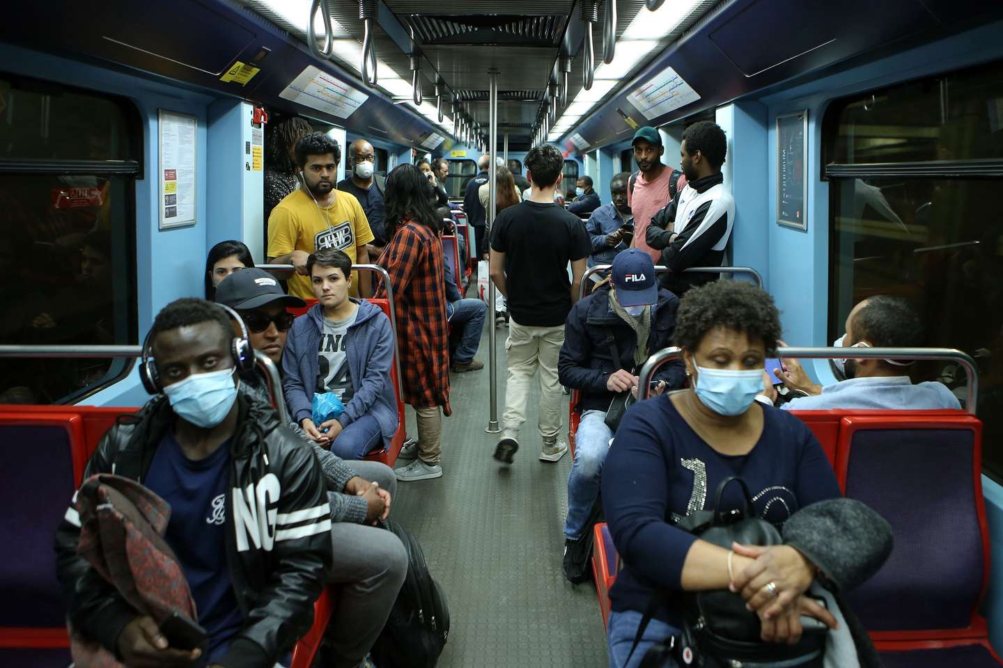Passageiros do metro de Lisboa durante uma viagem, em Lisboa, 29 de abril de 2020. O decreto-lei que regulamenta a aplicação do estado de emergência até dia 02 de maio, define que o número máximo de passageiros por transporte deve ser reduzido para um terço do número máximo de lugares disponíveis, por forma a garantir a distância adequada entre os utentes dos transportes. ANTÓNIO PEDRO SANTOS/LUSA