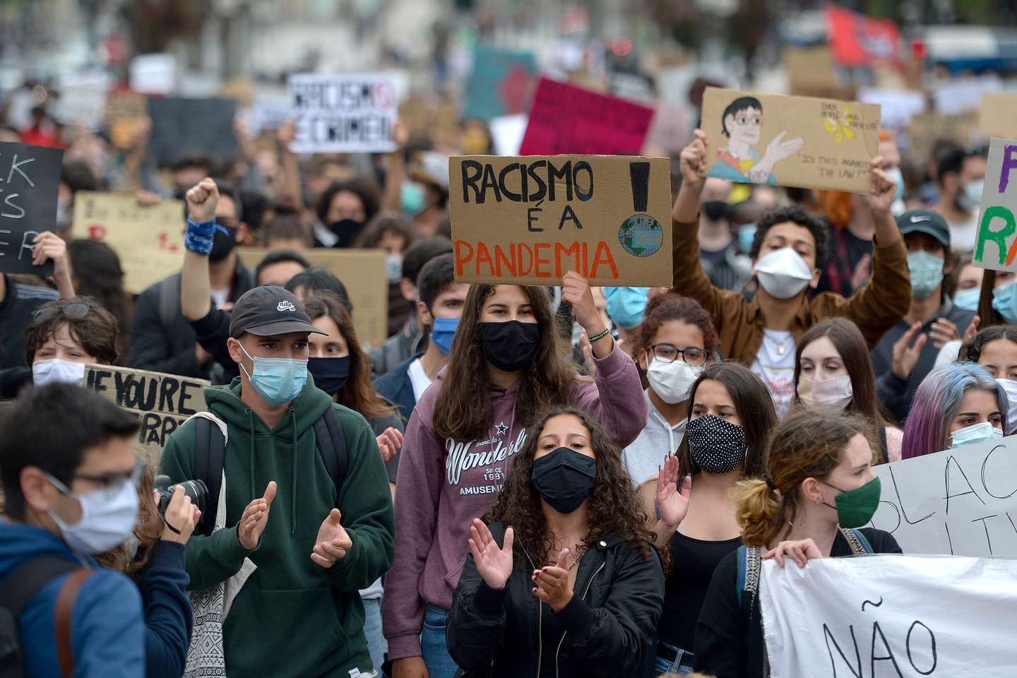 Manifestação antirracista e antifascista "Não ao racismo – concentração pacífica contra o racismo", no Porto, 6 de junho de 2020. A manifestação é organizada pela Frente Unitária Antifascista (FUA) e Plataforma Antifascista Lisboa e Vale do Tejo (PALVT), junta-se ao protesto marcado "Resgatar o Futuro, Não o Lucro". FERNANDO VELUDO/LUSA