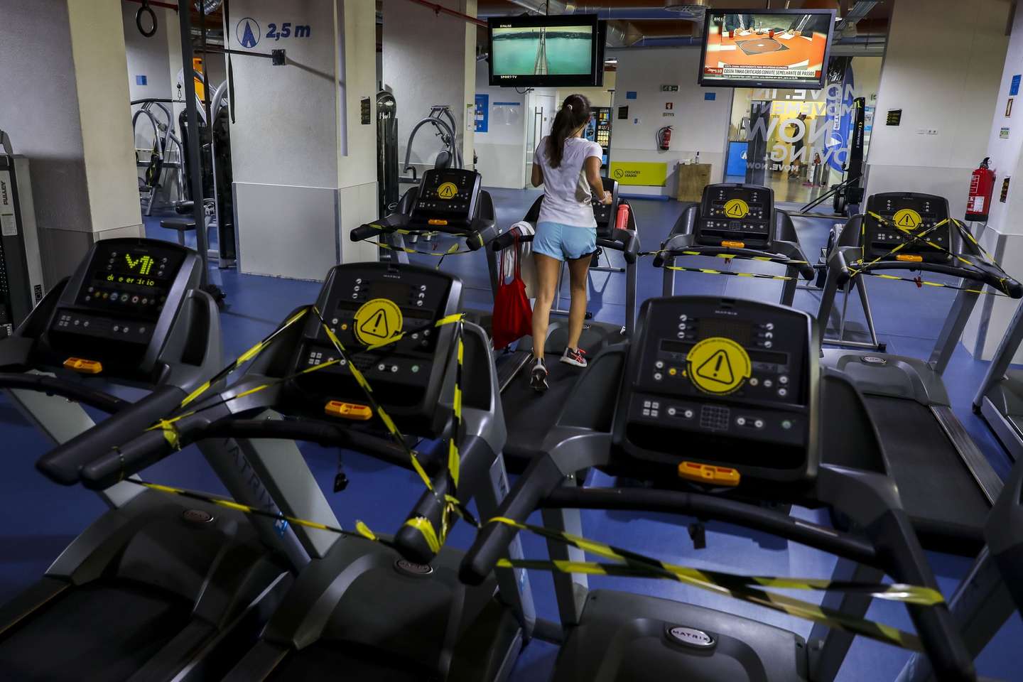 Uma utente corre sobre numa passadeira elétrica de um ginásio esta manhã em Lisboa, 03 de junho de 2020. Os ginásios puderam reabrir as suas portas ao público desde dia 1 de junho. MIGUEL A. LOPES/LUSA