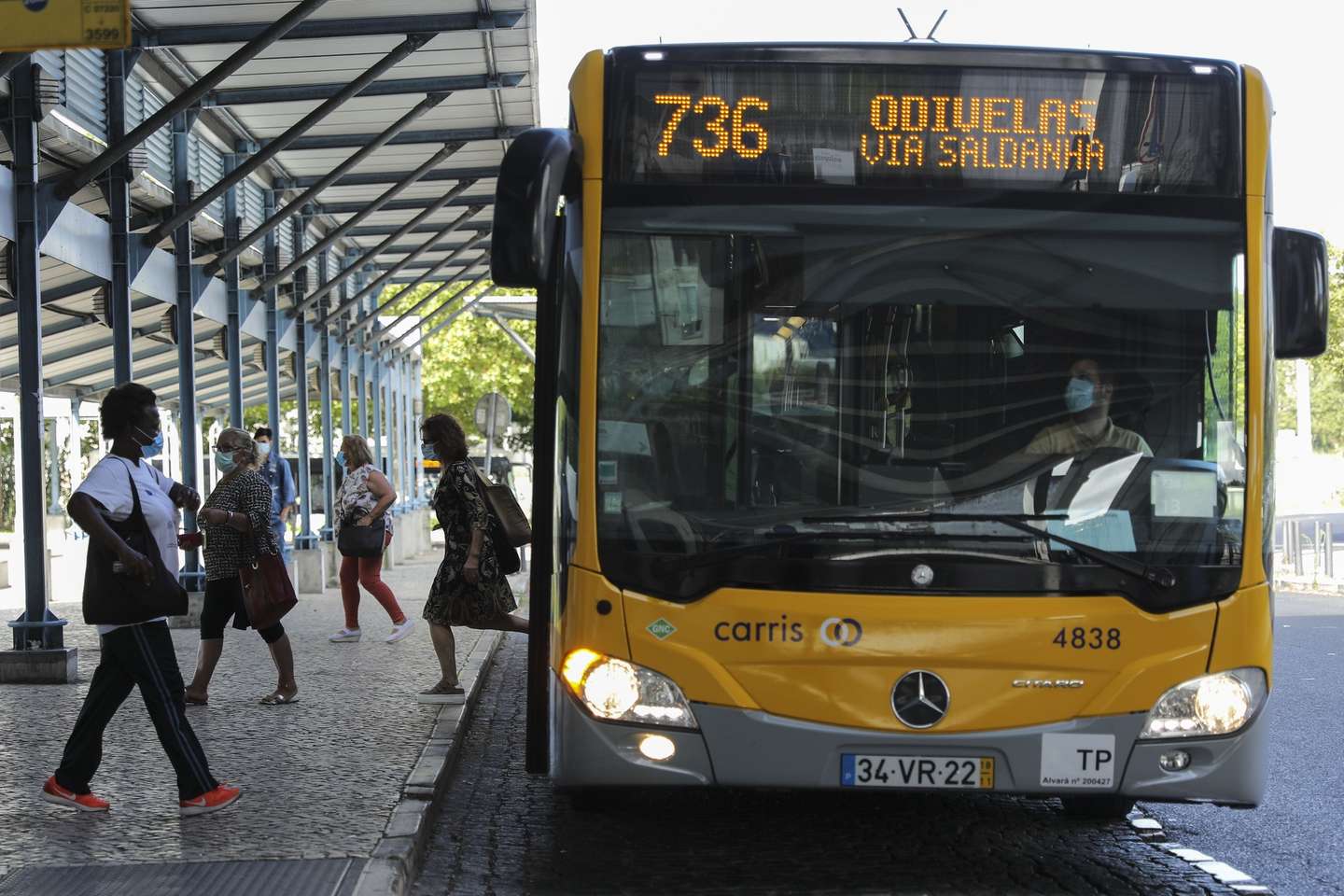 Utentes na estação do Senhor Roubado, no dia em que a área Metropolitana de Lisboa (AML) vê reforçada a oferta de transportes públicos, sobretudo de autocarros, permitindo que a capacidade fique a 90% da que existia no mesmo período do ano passado, em Odivelas, 01 de julho de 2020. MIGUEL A. LOPES/LUSA