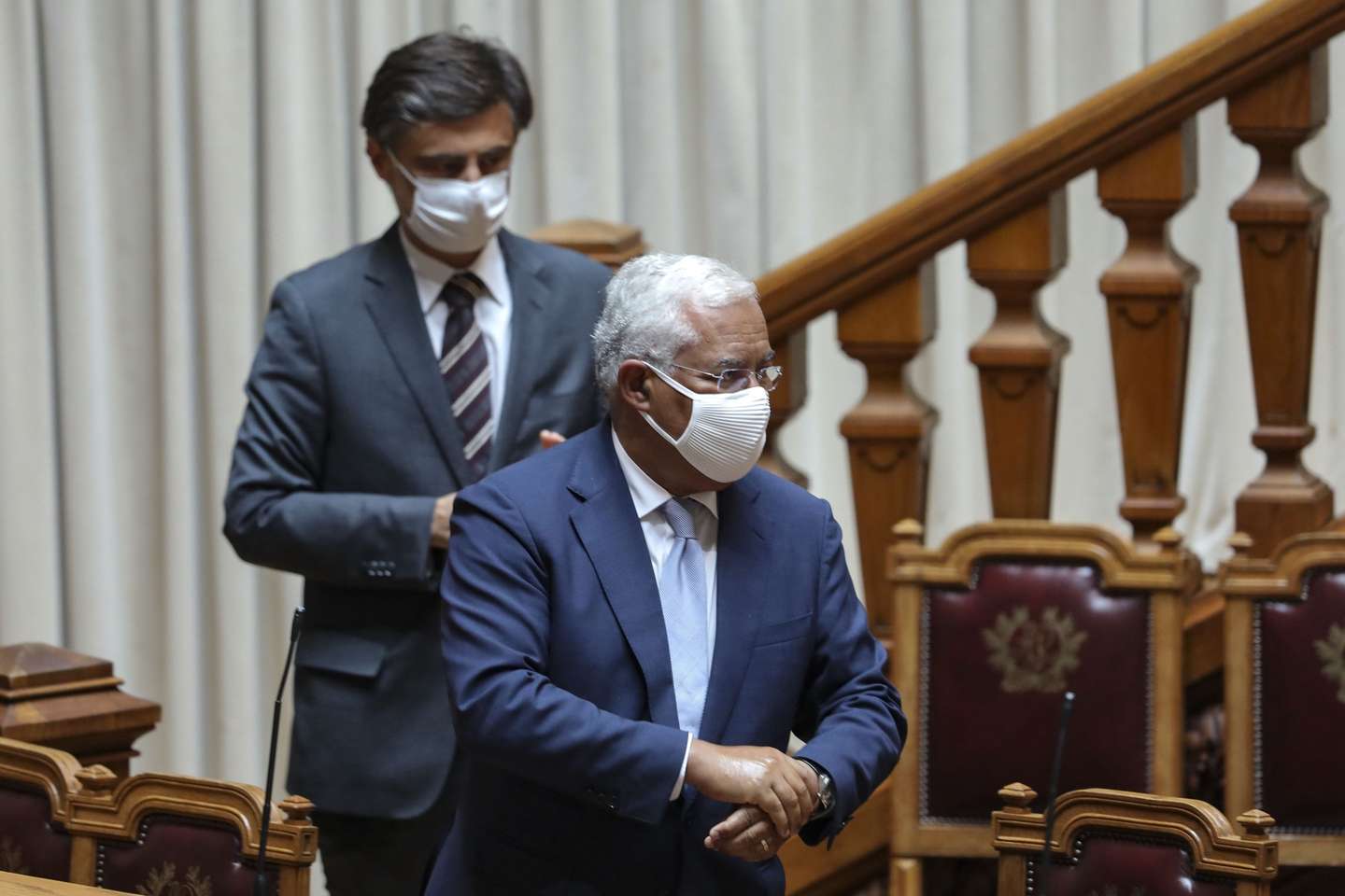 O primeiro-ministro, António Costa (D), acompanhado pelo secretário de Estado Adjunto do Primeiro Ministro, Tiago Antunes (E), à entrada para o debate parlamentar que antecede a votação do texto final apresentado pela Comissão de Orçamento e Finanças que aprova o Orçamento Suplementar para 2020, na Assembleia da República, em Lisboa, 03 de julho de 2020. O parlamento deverá aprovar hoje, em votação final global, a proposta de orçamento suplementar, que se destina a responder às consequências económicas e sociais provocadas pela pandemia de covid-19. MIGUEL A. LOPES/LUSA