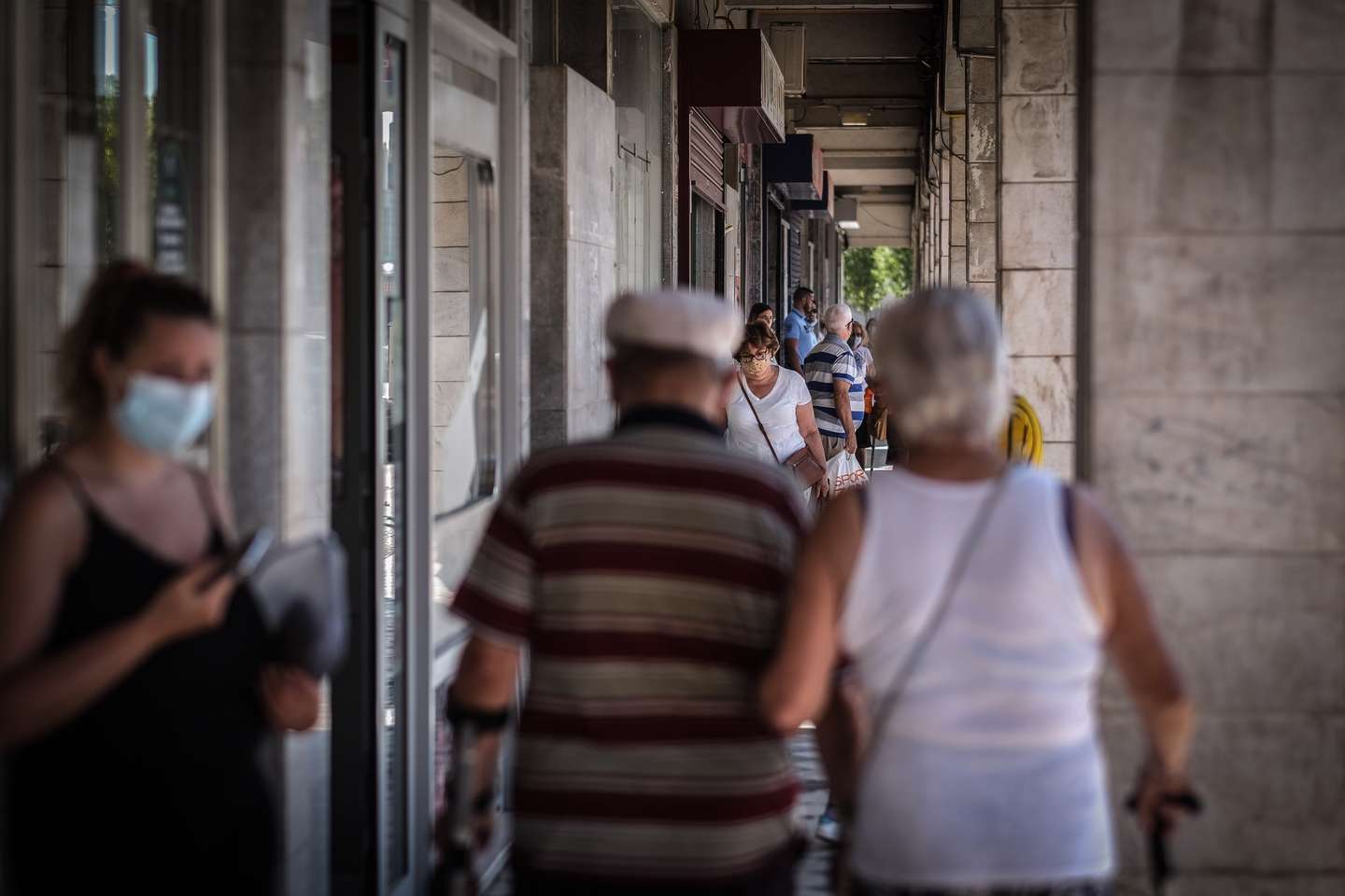 Pessoas com máscaras de proteção