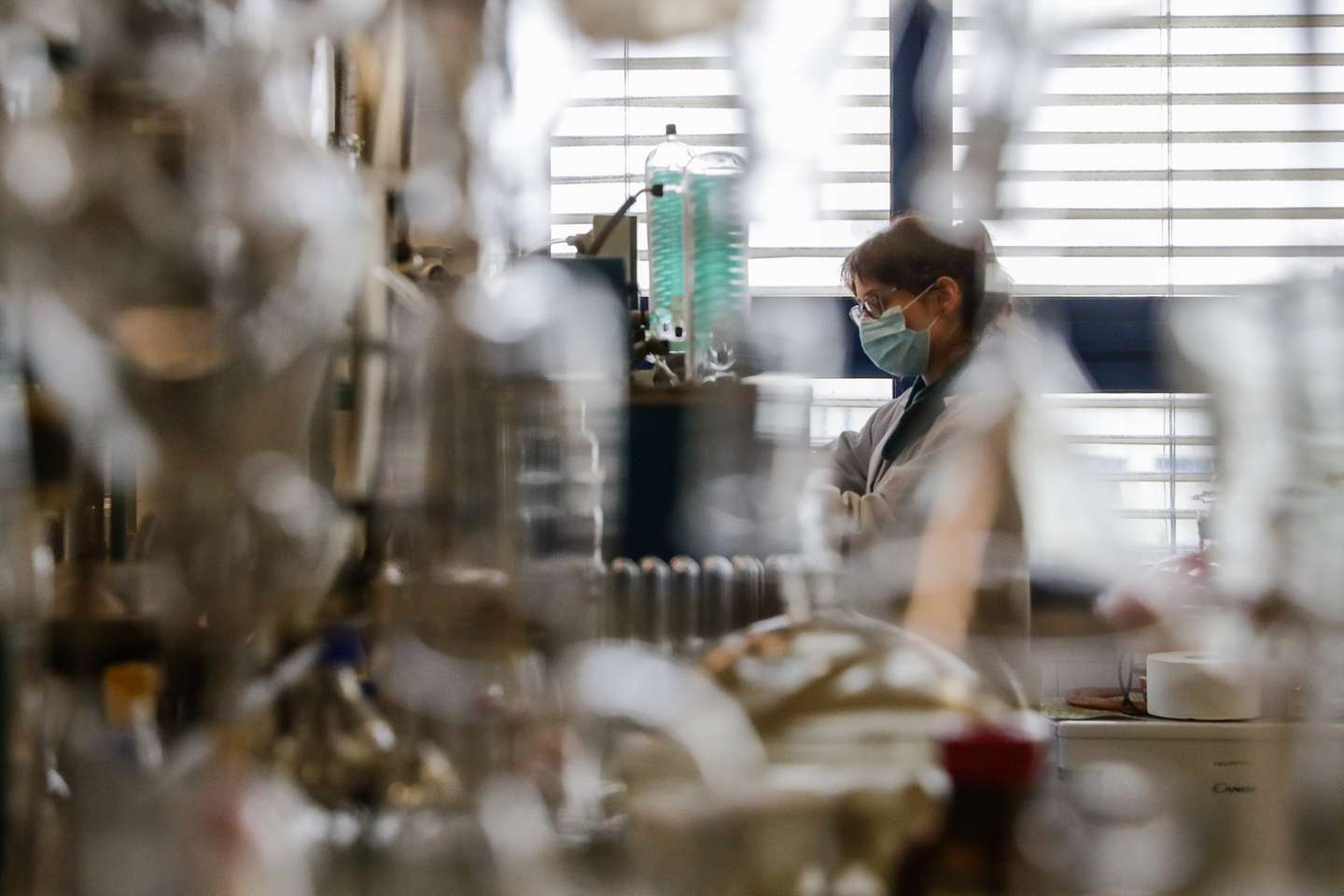 Uma aluna executa uma experiência num dos laboratórios da Faculdade de Ciências e Tecnologia da Universidade Nova, após o reinício das aulas presenciais no Monte da Caparica, em Almada, 14 de maio de 2020. (ACOMPANHA TEXTO DA LUSA DE 16 DE MAIO DE 2020). TIAGO PETINGA/LUSA