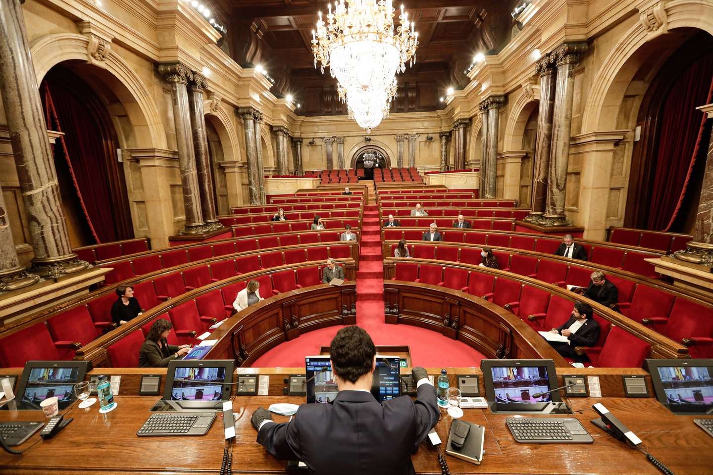 epa08381417 A handout photo made available by the regional Parliament of Catalonia shows Speaker of the Catalan Parliament Roger Torrent (C, front) chairing the plenary session to debate the northeastern Spanish region's 2020 budget in Barcelona, Spain, 24 April 2020.  EPA/JOB VERMEULEN HANDOUT  HANDOUT EDITORIAL USE ONLY/NO SALES
