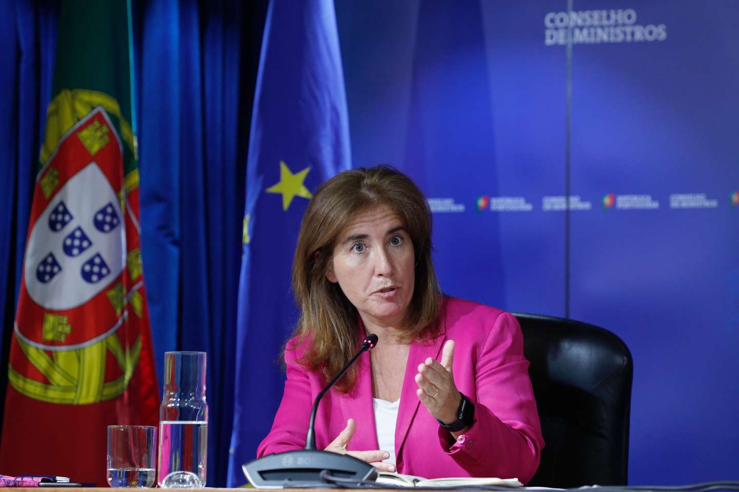 A ministra do Trabalho, Solidariedade e Segurança Social, Ana Mendes Godinho, fala aos jornalistas no final da Reunião do Conselho de Ministros Extraordinário, em Lisboa, 27 de julho de 2020. ANTÓNIO COTRIM/LUSA