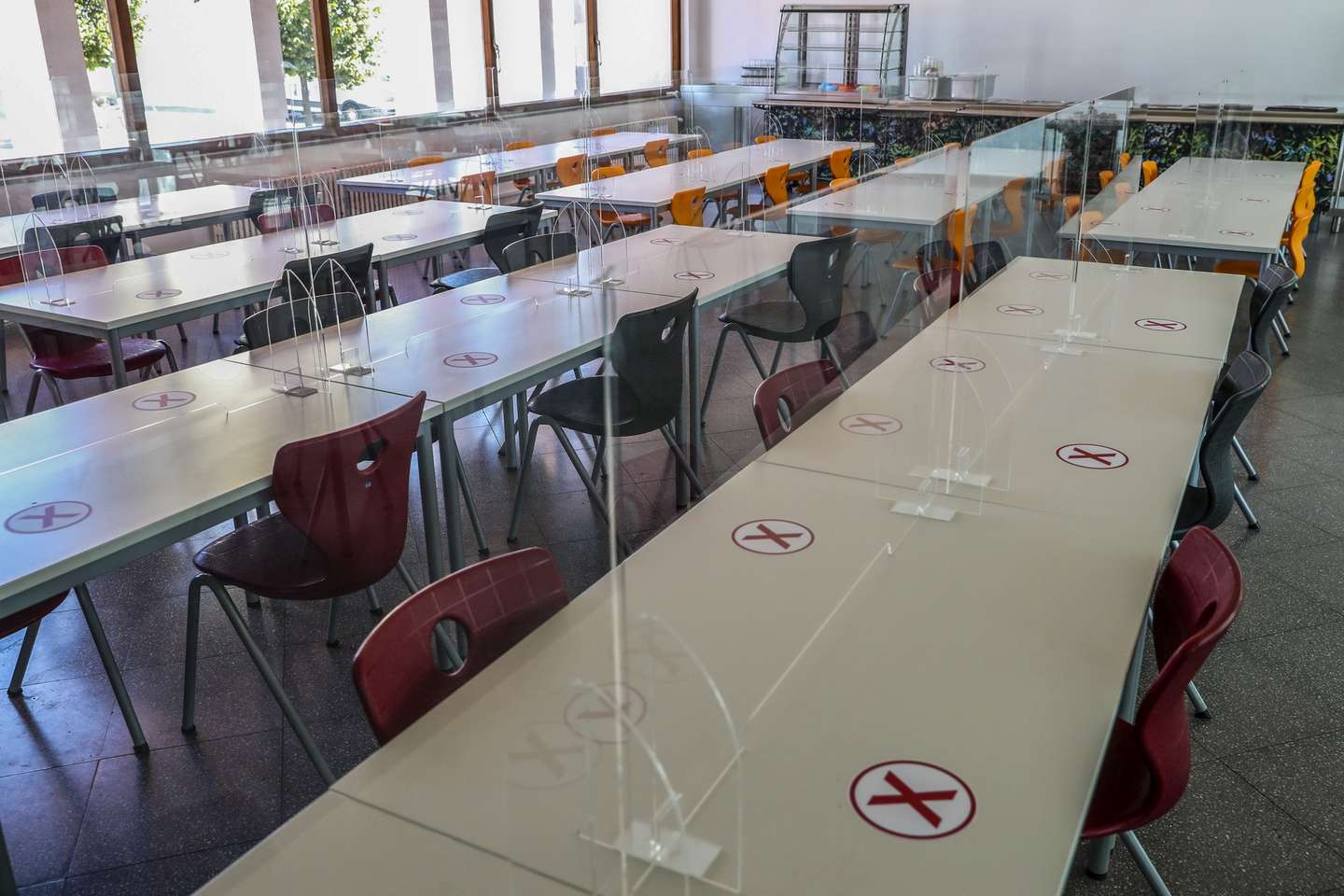 Separadores de acrílico e marcadores dos sítios onde os alunos se poderão sentar colocados nas mesas do refeitório na Escola Alemã de Lisboa que abrirá no dia 01 de setembro, dia que marca a reabertura aos alunos das escolas privadas com todas as precauções recomendadas pela Direção Geral de Saúde, em Lisboa, 31 de agosto de 2020. (ACOMPANHA TEXTO) JOSÉ SENA GOULÃO/LUSA