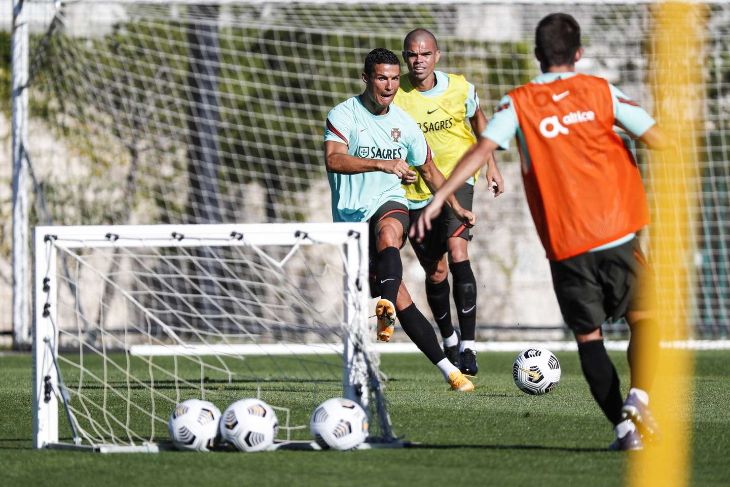 Fotografia cedida pela Federação Portuguesa de Futebol dos jogadores da Seleção Nacional de Futebol, Cristiano ronaldo (E) e Pepe (C) durante a sessão de treinos na Cidade do Futebol no âmbito da preparação para os encontros frente à Croácia e Suécia, a contarem para a fase de qualificação da Liga das Nações, em Oeiras, 31 de agosto de 2020. FEDERAÇÃO PORTUGUESA DE FUTEBOL/DIOGO PINTO/LUSA