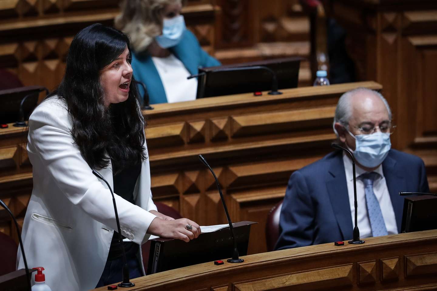 A líder parlamentar do partido Pessoas Animais Natureza (PAN), Inês Sousa Real, intervém durante o debate temático solicitado pelo Governo sobre «Visão estratégica para o Plano de recuperação económica de Portugal 2020-2030" na Assembleia da República em Lisboa, 23 de setembro de 2020. TIAGO PETINGA/LUSA