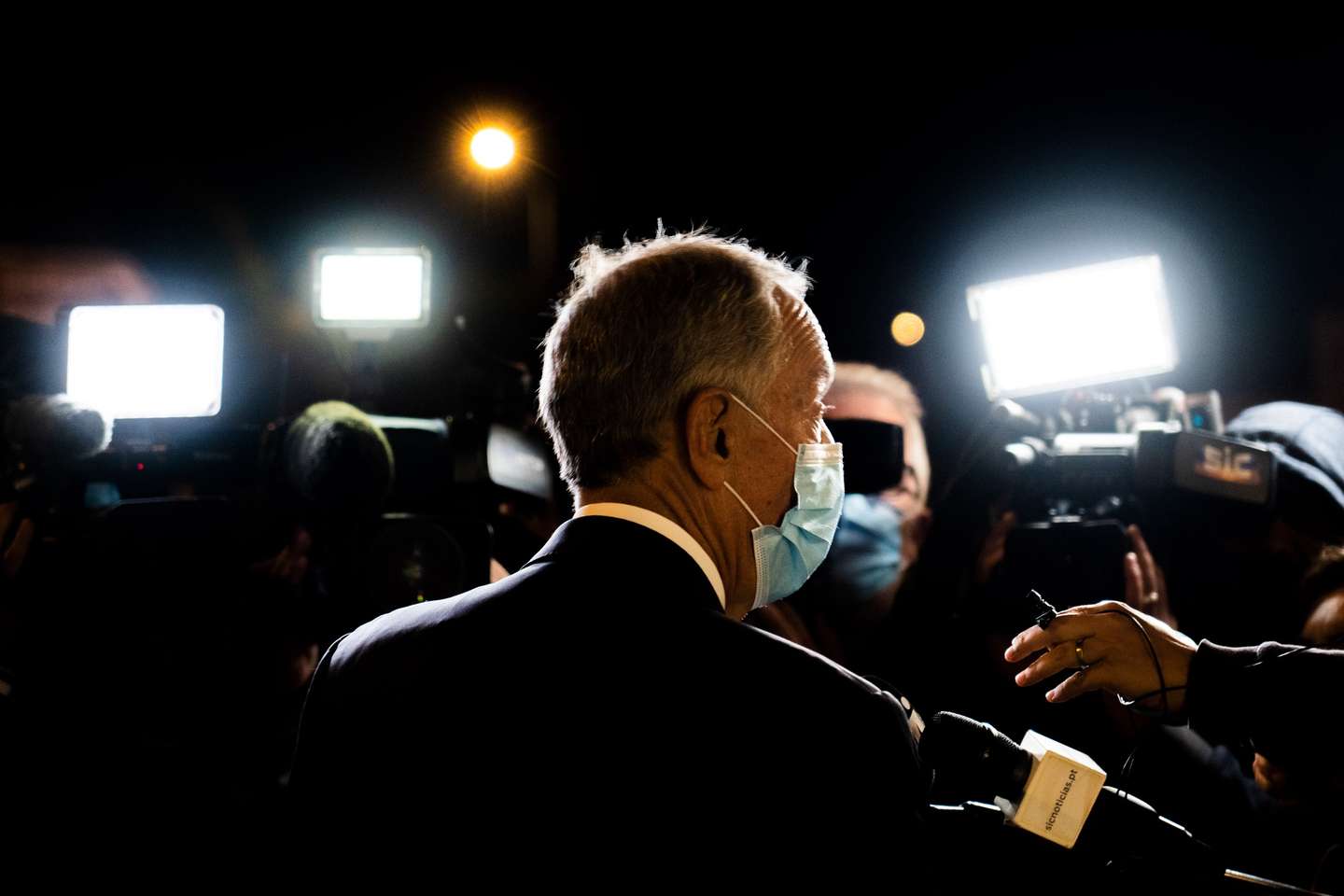 O Presidente da República, Marcelo Rebelo de Sousa, fala aos jornalistas à chegada onde é recebido pela ACISO - Associação Empresarial Ourém Fátima, para um jantar de trabalho com empresários do setor da hotelaria e turismo, Ourém, 1 de outubro de 2020. A reunião conta ainda com as presenças do presidente do Município, do presidente da Confederação do Turismo e do Reitor do Santuário de Fátima. RUI MIGUEL PEDROSA/LUSA