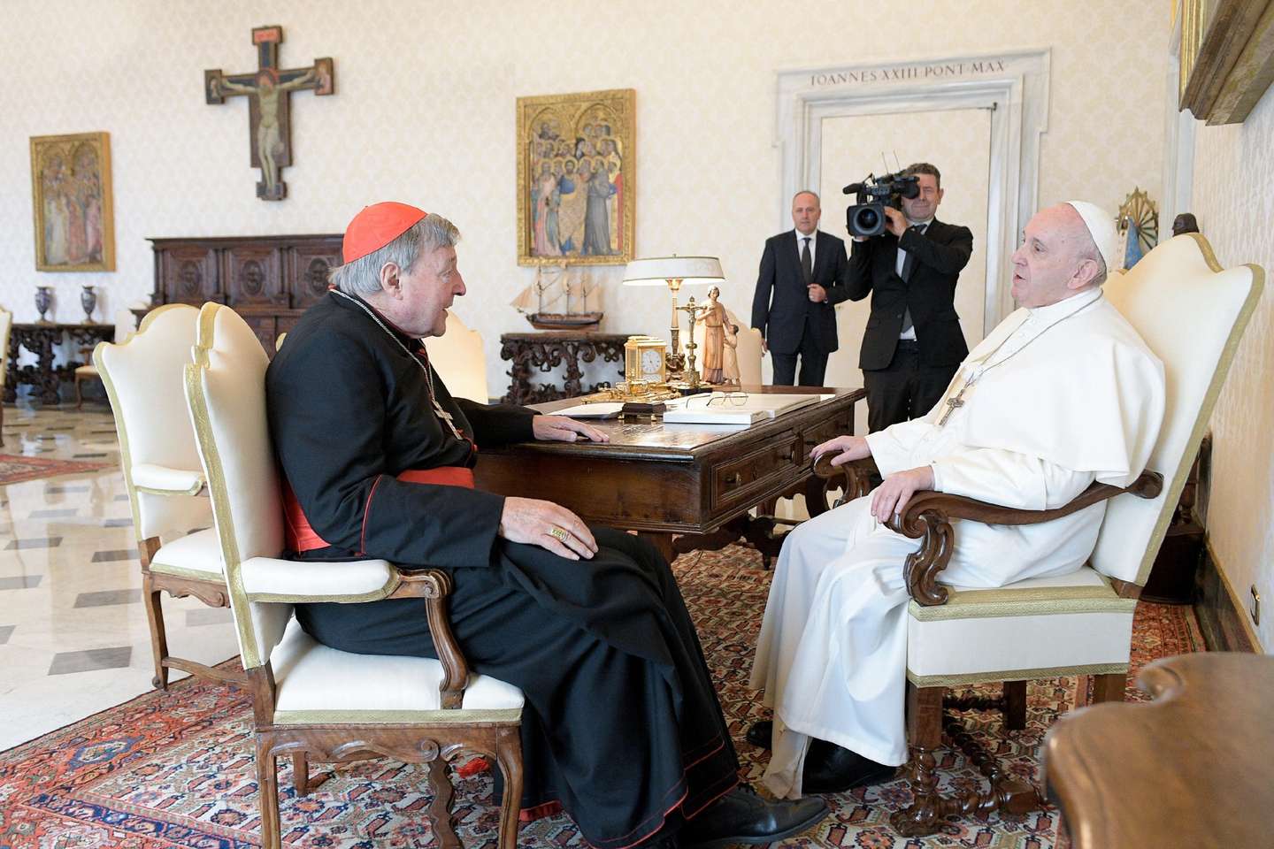 epa08737574 A handout picture provided by the Vatican Media shows Pope Francis speaking with Cardinal George Pell, Prefect Emeritus of the Secretariat for the Economy, during the audience he granted him, in Vatican City, 12 October 2020.  EPA/VATICAN MEDIA HANDOUT  HANDOUT EDITORIAL USE ONLY/NO SALES