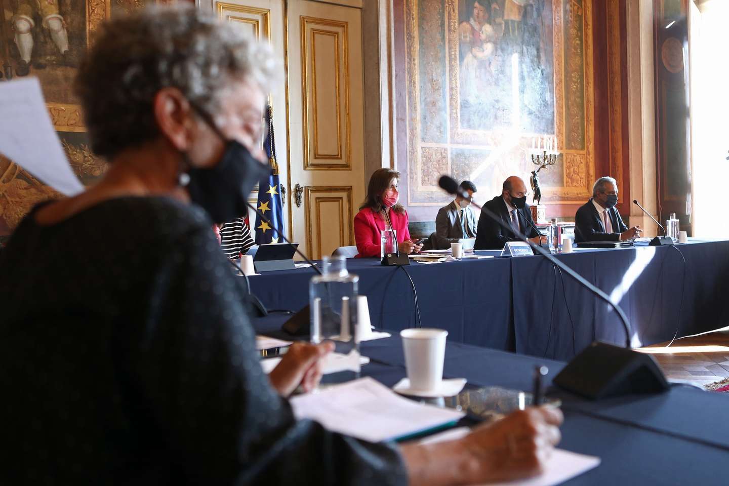 O ministro de Estado, da Economia e da Transição Digital, Pedro Siza Vieira (2-D), acompanhado pela ministra do Trabalho, Solidariedade e Segurança Social, Ana Mendes Godinho (4-D), pelo ministro do Planeamento, Nelson de Souza (D) e pela secretária-geral da CGTP-IN, Isabel Camarinha (E), durante a reunião da Comissão Permanente de Concertação Social, convocada para discutir o Plano de Recuperação e Resiliência que define as prioridades para a saída da crise, no Palácio da Ajuda, em Lisboa, 30 de setembro de 2020. ANTÓNIO PEDRO SANTOS/LUSA