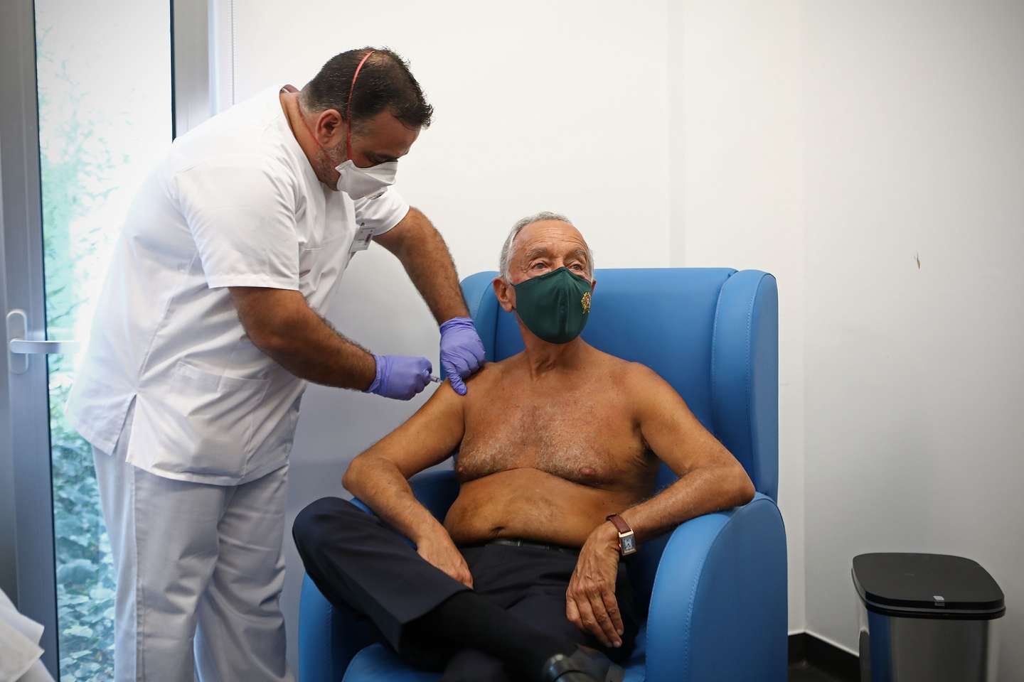O Presidente da República, Marcelo Rebelo de Sousa (D), é vacinado contra a gripe na Unidade de Saúde Familiar (USF) Descobertas, em Lisboa, 19 de outubro de 2020. A segunda fase da vacinação inicia-se hoje, disponível para mais grupos populacionais, que estende a vacinação a pessoas com 65 ou mais anos e pessoas com doenças crónicas. ANTÓNIO PEDRO SANTOS/LUSA