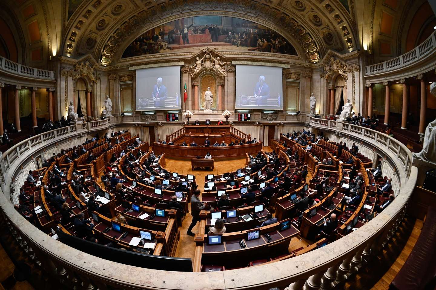 O primeiro-ministro, António Costa, intervém durante o debate parlamentar de discussão na generalidade do Orçamento do Estado para 2021 (OE2021), na Assembleia da República, em Lisboa, 27 de outubro de 2020. ANTÓNIO COTRIM/LUSA