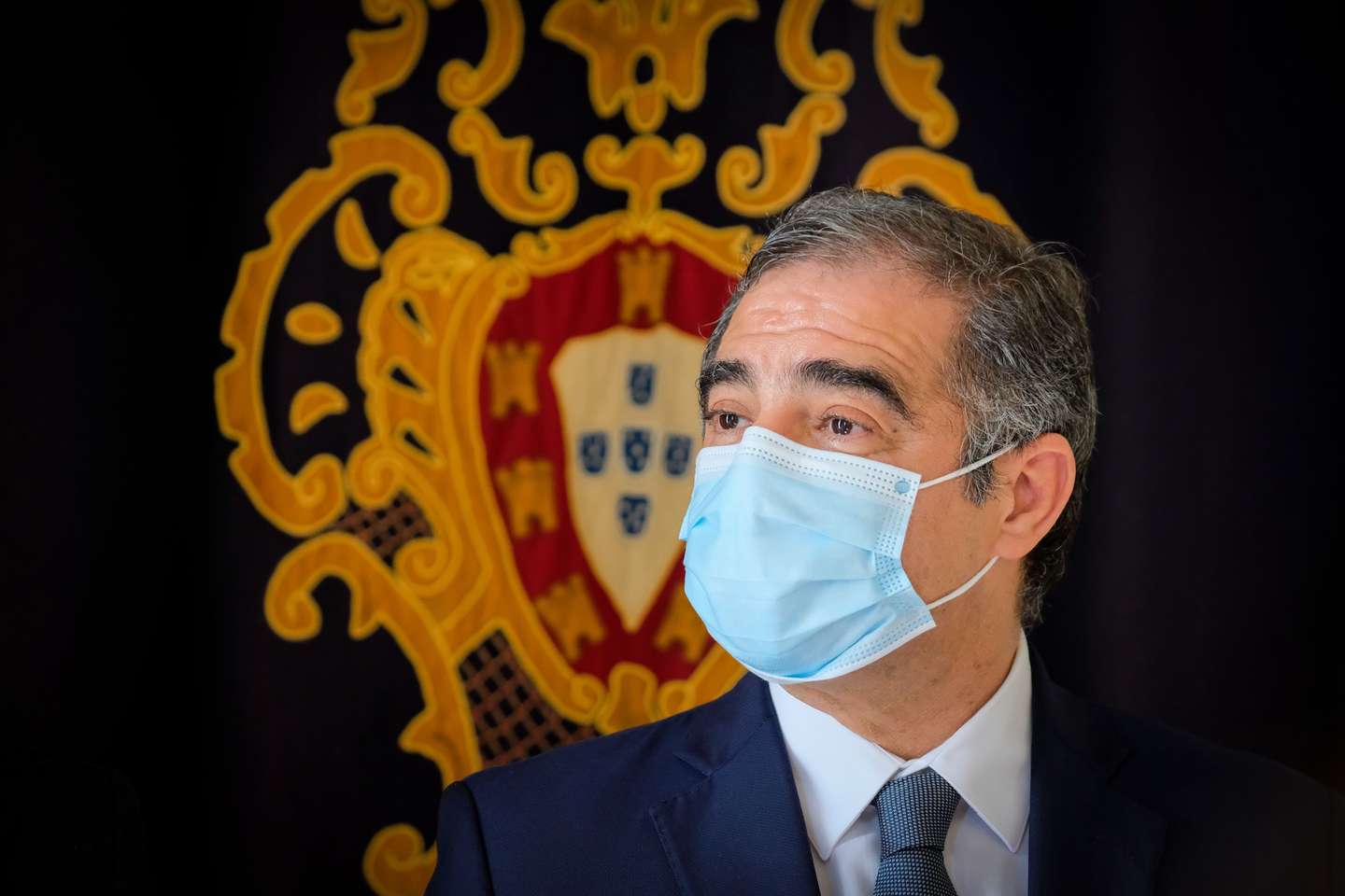 O presidente do PSD/Açores, José Manuel Bolieiro, fala à comunicação social após a reunião com o representante da República nos Açores, Pedro Catarino (ausente da foto), durante as audiencias aos representantes dos partidos políticos eleitos após os resultados oficiais em Diário da República, Angra do Heroísmo, ilha Terceira, 07 novembro 2020.  ANTÓNIO ARAÚJO/LUSA