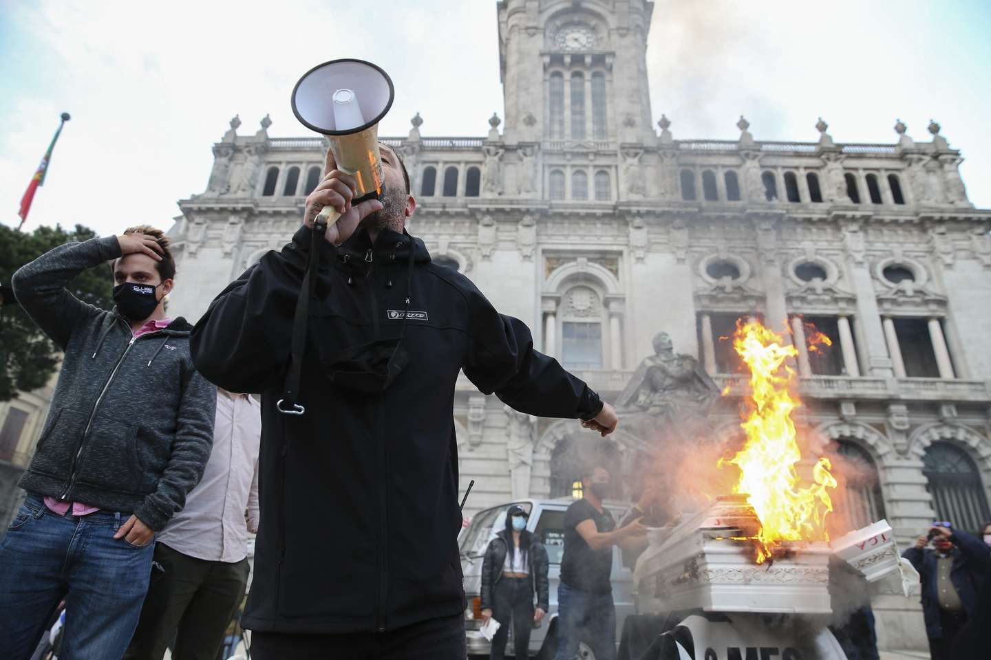 Manifestação de empresários e trabalhadores da área da restauração organizada pelo movimento de cidadãos "A Pão e Água", que protestam no centro do Porto contra as medidas anunciadas pelo Governo de recolhimento obrigatório mais alargado nos fins de semana dos próximos 15 dias, Avenida dos Aliados, Porto, 13 de novembro 2020. JOSÉ COELHO/LUSA
