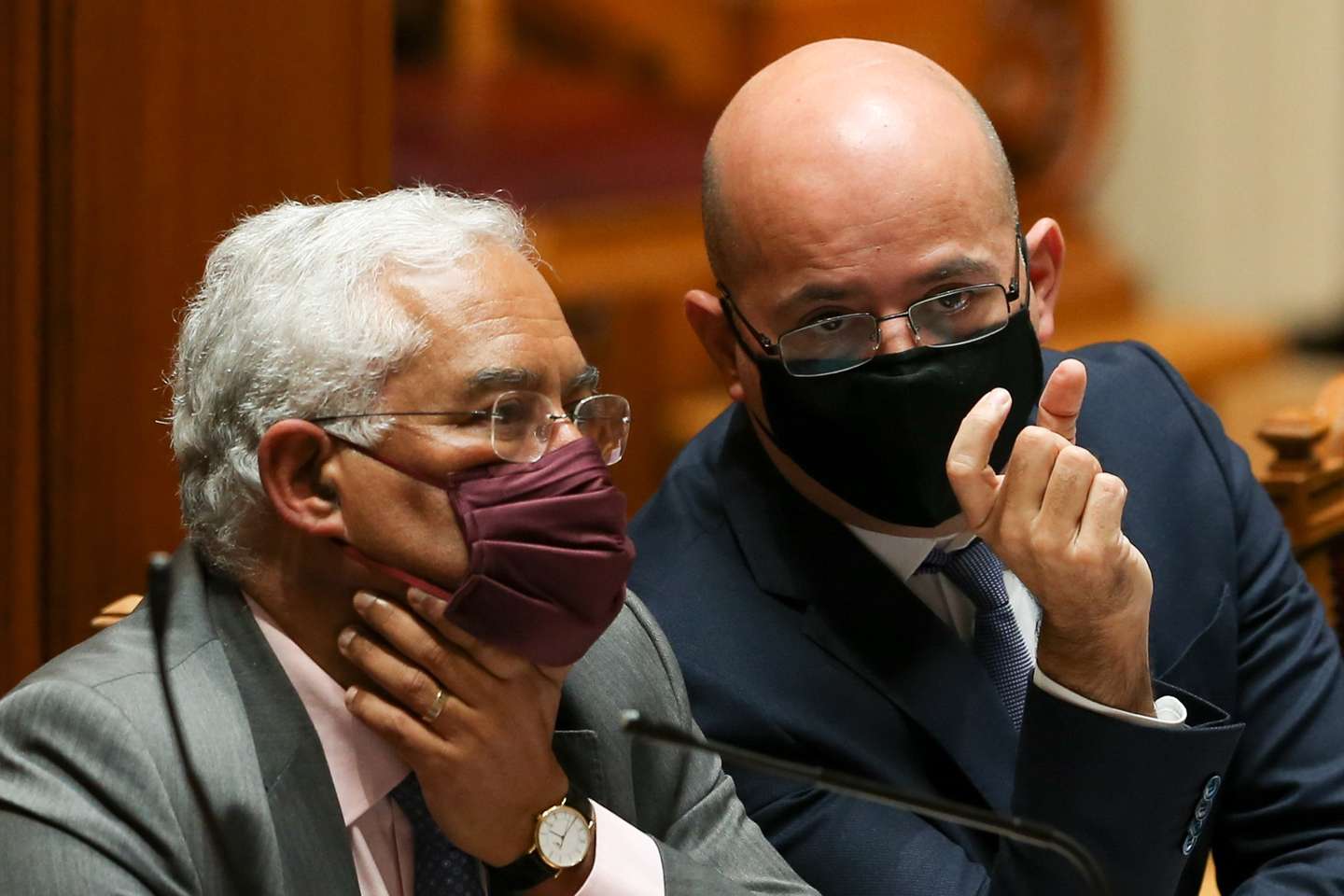 O primeiro-ministro, António Costa (E), conversa com o ministro das Finanças, João Leão (D), durante a sessão plenária para a votação do Orçamento do Estado 2021 (OE2021), na Assembleia da República, em Lisboa, 26 de novembro de 2020. MANUEL DE ALMEIDA/LUSA