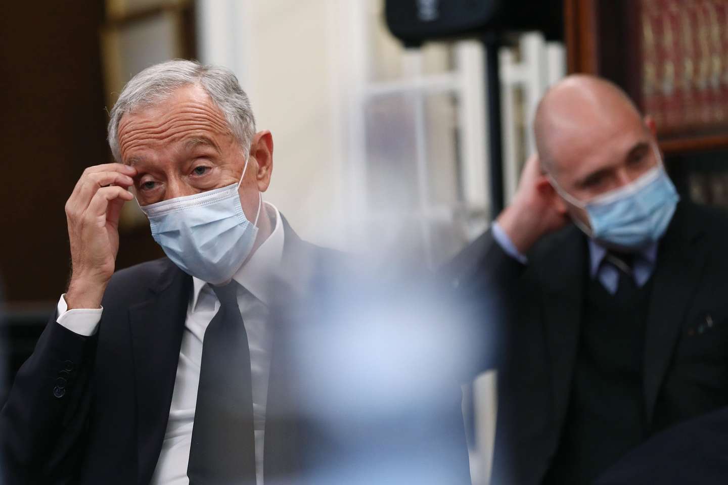 O Presidente da República, Marcelo Rebelo de Sousa (E), acompanhado pelo ex-presidente do Partido Social Democrata (PSD), Pedro Passos Coelho (D), durante a apresentação do livro "40 anos, 40 testemunhos sobre Sá Carneiro", no 40.º aniversário do acidente de Camarate que vitimou o ex-presidente do PSD, no Grémio Literário, em Lisboa, 03 de dezembro de 2020. O Caso Camarate, também conhecido como Acidente de Camarate, ocorreu no dia 04 de dezembro de 1980, no qual a queda de um avião Cessna sobre o bairro das Fontaínhas, em Camarate, vitimou o primeiro-ministro Francisco Sá Carneiro, o ministro da Defesa Adelino Amaro da Costa, outros três passageiros e os dois pilotos do avião.ANTÓNIO PEDRO SANTOS/LUSA