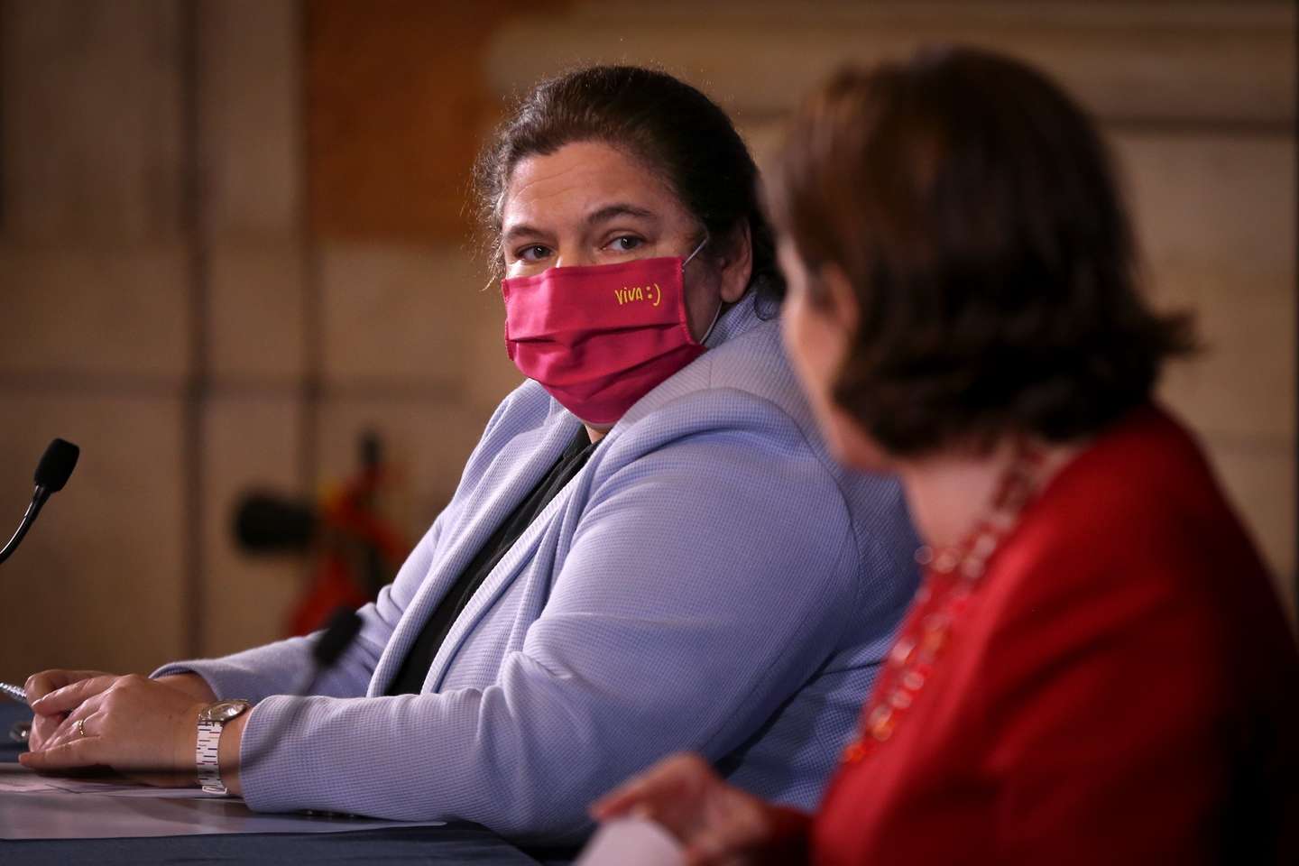 A ministra da Modernização do Estado e da Administração Pública, Alexandra Leitão (E), durante uma conferência de imprensa após reunião do Conselho de Ministros, no Palácio da Ajuda, em Lisboa, 22 de dezembro de 2020. O Governo decidiu hoje manter as medidas previstas para o Natal e o Ano Novo, apesar da nova estirpe do coronavírus, apelando a que as “festividades natalícias tenham o menor número de pessoas possível” e ao cumprimento das regras. MANUEL DE ALMEIDA/LUSA