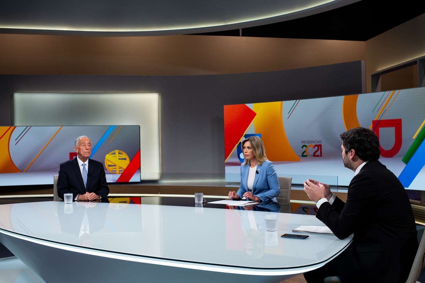 Foto cedida pela SIC do debate televisivo entre os candidatos às Eleições Presidenciais, Marcelo Rebelo de Sousa (E) e André Ventura (D), moderado pela jornalista Clara de Sousa nos estúdios da SIC, Lisboa, 6 de janeiro de 2021. JOSÉ FERNANDES/SIC/LUSA