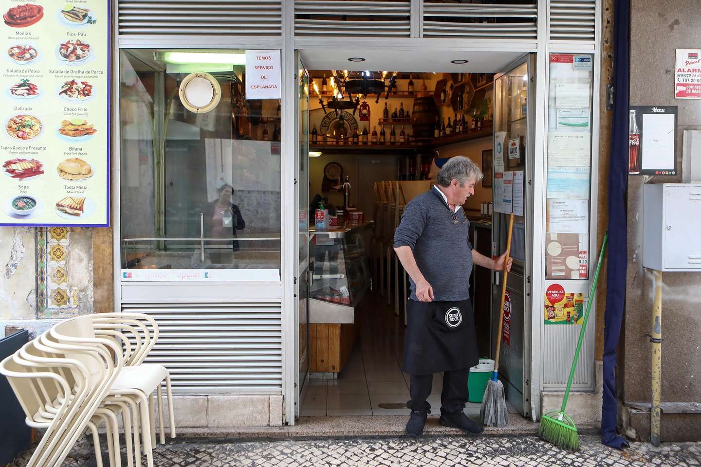 O funcionário de um restaurante encerra o espaço às 13h, horas do início do recolher obrigatório do estado de emergência no âmbito das medidas de contenção da covid-19, em Lisboa, 14 de novembro de 2020. Com 191 concelhos em risco em Portugal, o Conselho de Ministros decretou o encerramento de todos os estabelecimentos comerciais e restauração a partir das 13h00 até às 08h00 do dia seguinte, tanto no sábado como no domingo, para além do confinamento obrigatório para toda a população dos concelhos em risco a partir das 13h. ANTÓNIO PEDRO SANTOS/LUSA