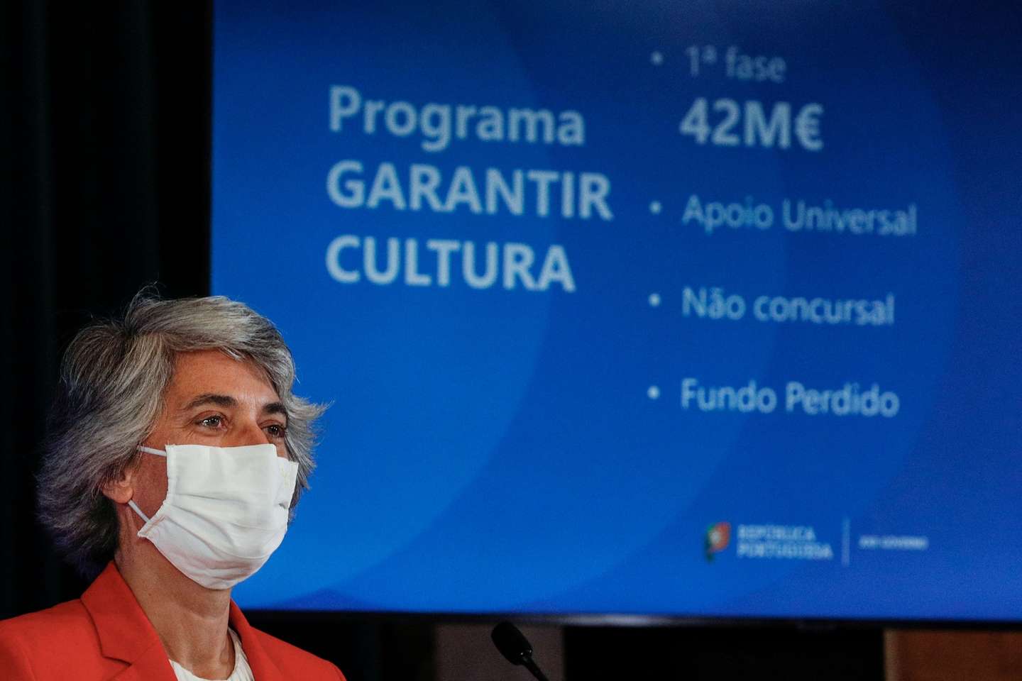 A ministra da Cultura, Graça Fonseca, e o ministro de Estado, da Economia e da Transição Digital, Pedro Siza Vieira (ausente da foto), durante a conferência de imprensa  onde apresentaram as medidas de apoio à economia e ao setor da cultura para mitigar os efeitos económicos do confinamento, Lisboa, 14 de janeiro 2021. Com os votos favoráveis dos deputados das bancadas do PSD, PS e CDS, o parlamento  aprovou a renovação do estado de emergência  a partir das 0h00 do próximo dia 15 voltando a vigorar em Portugal, de uma forma generalizada, o dever de recolhimento domiciliário até ao dia 30. Portugal ultrapassou já os 500 mil casos de infeção com o novo coronavirus registados desde o início da pandemia, em março de 2020, segundo a Direção-Geral da Saúde (DGS). ANTÓNIO COTRIM/LUSA