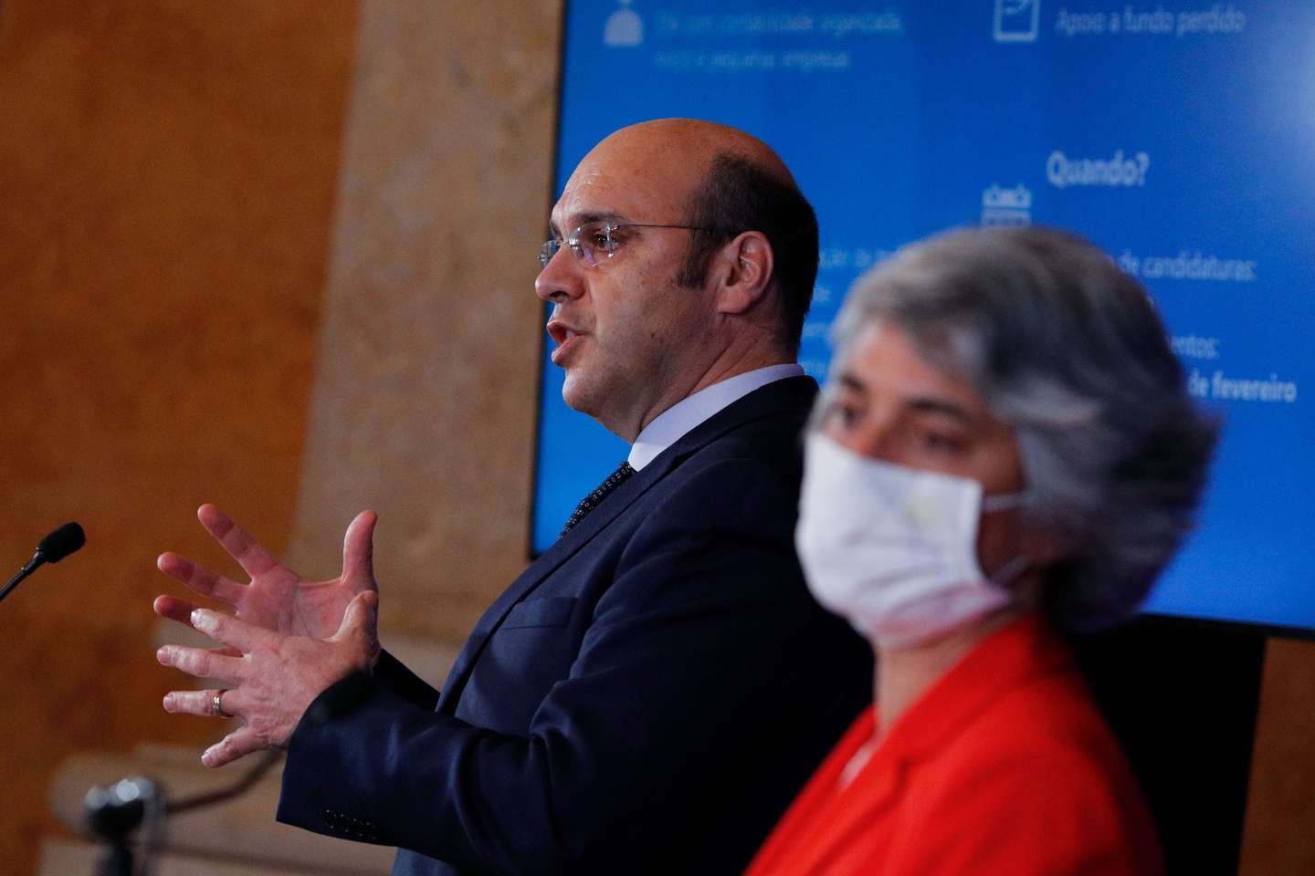 O ministro de Estado, da Economia e da Transição Digital, Pedro Siza Vieira, e a ministra da Cultura, Graça Fonseca, durante a conferência de imprensa  onde apresentaram as medidas de apoio à economia e ao setor da cultura para mitigar os efeitos económicos do confinamento, Lisboa, 14 de janeiro 2021. Com os votos favoráveis dos deputados das bancadas do PSD, PS e CDS, o parlamento  aprovou a renovação do estado de emergência  a partir das 0h00 do próximo dia 15 voltando a vigorar em Portugal, de uma forma generalizada, o dever de recolhimento domiciliário até ao dia 30. Portugal ultrapassou já os 500 mil casos de infeção com o novo coronavirus registados desde o início da pandemia, em março de 2020, segundo a Direção-Geral da Saúde (DGS). ANTÓNIO COTRIM/LUSA