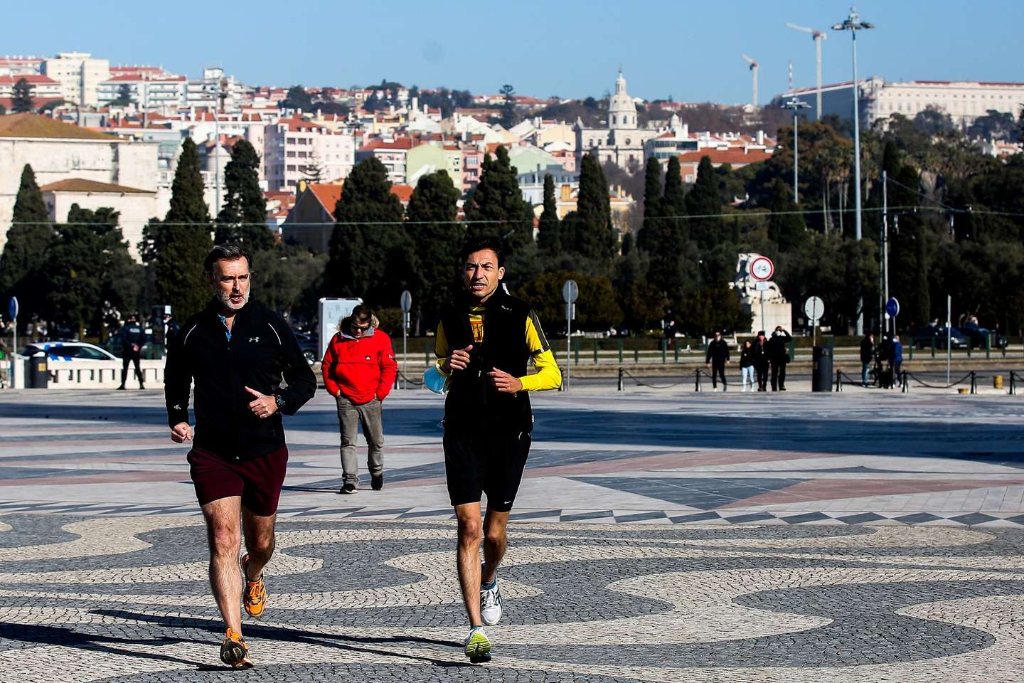 O candidato às eleições presidencias de 2021 pelo Partido Iniciativa Liberal, Tiago Mayan Gonçalves (D), acompanhado pelo presidente do partido João Cotrim Figueiredo fazem uma corrida junto ao rio Tejo, Lisboa 17 de janeiro de 2021.  NUNO FOX/LUSA