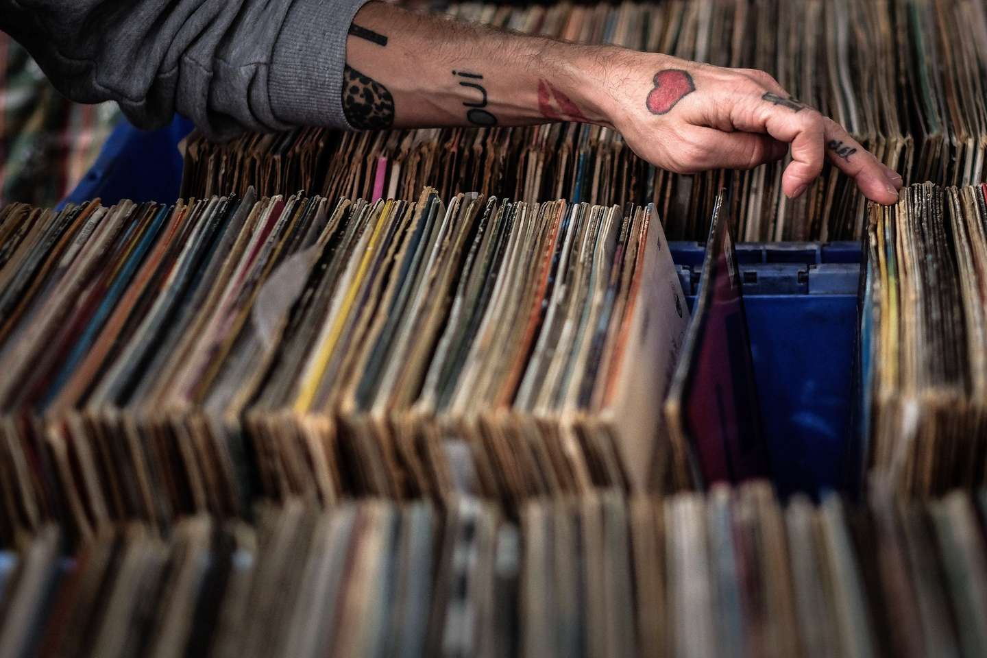 4.ª edição da Feira do Vinil de Lisboa no Mercado de Santa Clara, em Lisboa, 1 de novembro de 2019. A feira termina no dia 3 de novembro e tem à venda centenas de discos revivalistas (LPs, singles e raridades). MÁRIO CRUZ/LUSA