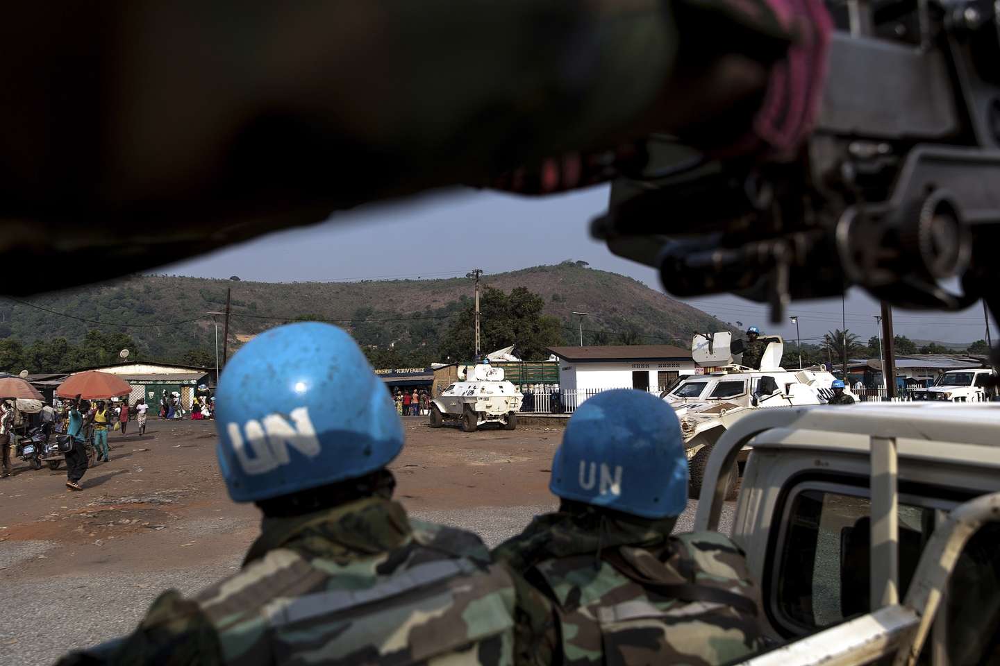 epa08960556 Rwandan United Nations Multidimensional Integrated Stabilization Mission in the Central African Republic (MINUSCA) forces patrol on the axes leaving Bangui for Boali and Damara, Central African Republic 23 January 2021. The Central African Republic has declared a state of emergency as the army and UN forces try to contain advancing rebel forces.  EPA/ADRIENNE SURPRENANT