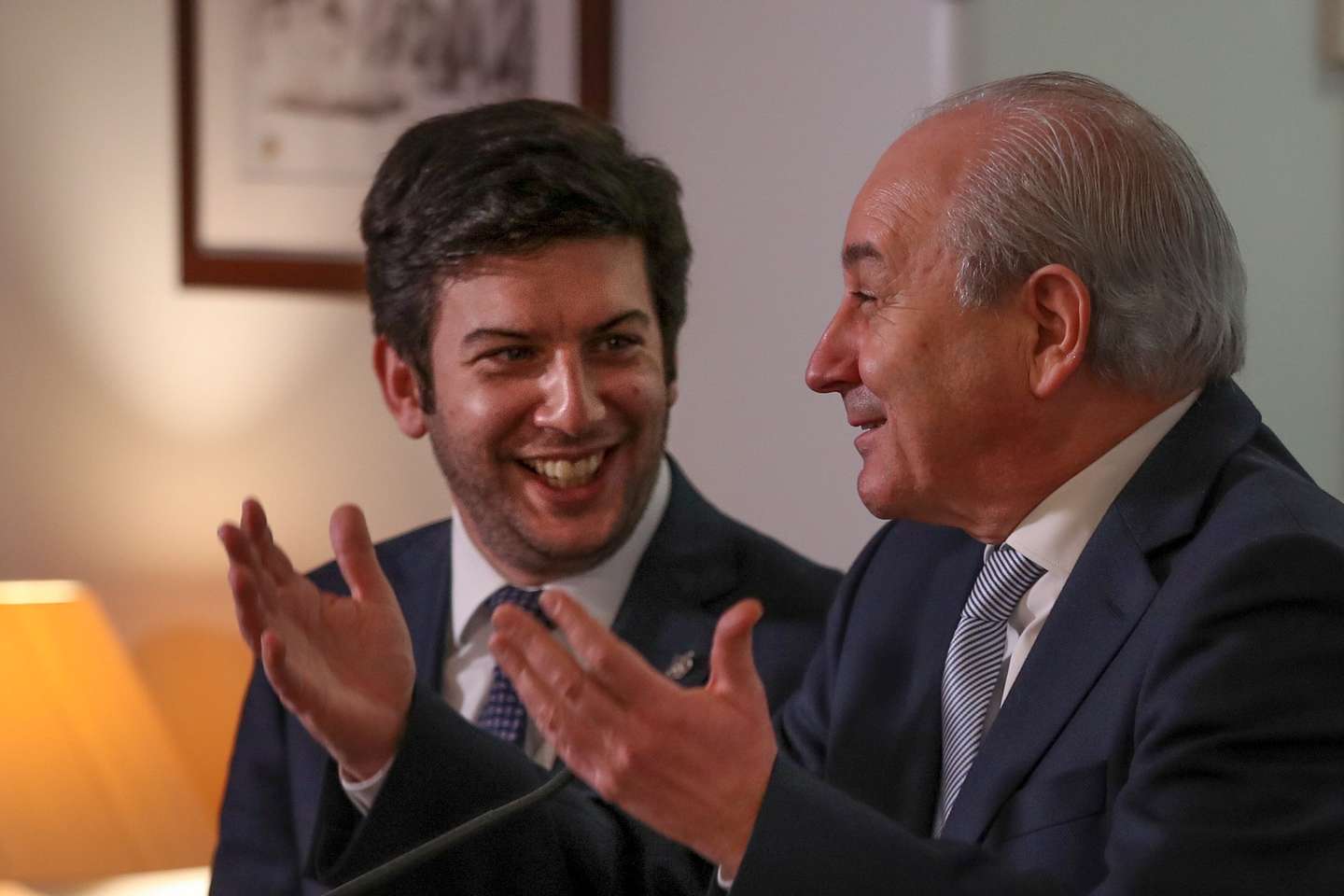 O presidente do Partido Social Democrata (PSD), Rui Rio (D), e o presidente do CDS-PP, Francisco Rodrigues dos Santos, falam aos jornalistas em conferência de imprensa conjunta após uma reunião realizada  na sede nacional do PSD, em Lisboa, 27 de janeiro de 2021.  MANUEL DE ALMEIDA/LUSA
