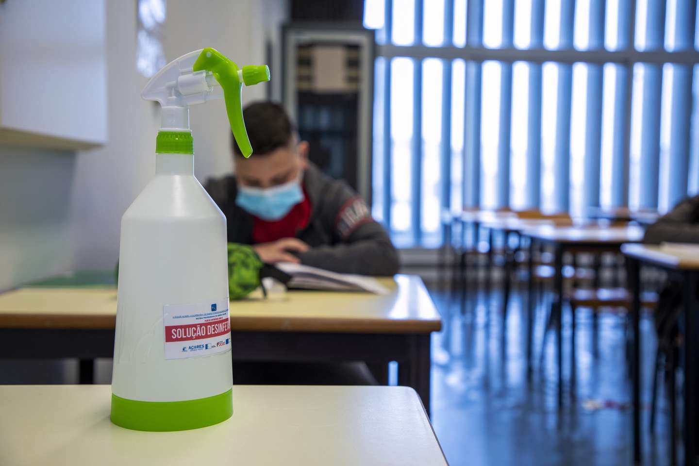 Alunos de Rabo de Peixe, que se mantém em cerca sanitária, devido à covid-19, participam no Programa Especial de Acompanhamento Educativo no Centro de Artes e Ofícios, ilha de São Miguel, Açores, 11 de março de 2021. A secretária regional da Educação dos Açores anunciou hoje que o programa educativo de apoio criado para Rabo de Peixe vai abranger as restantes escolas da Ribeira Grande, que foi elevado a concelho de alto risco. (ACOMPANHA TEXTO). EDUARDO COSTA/LUSA