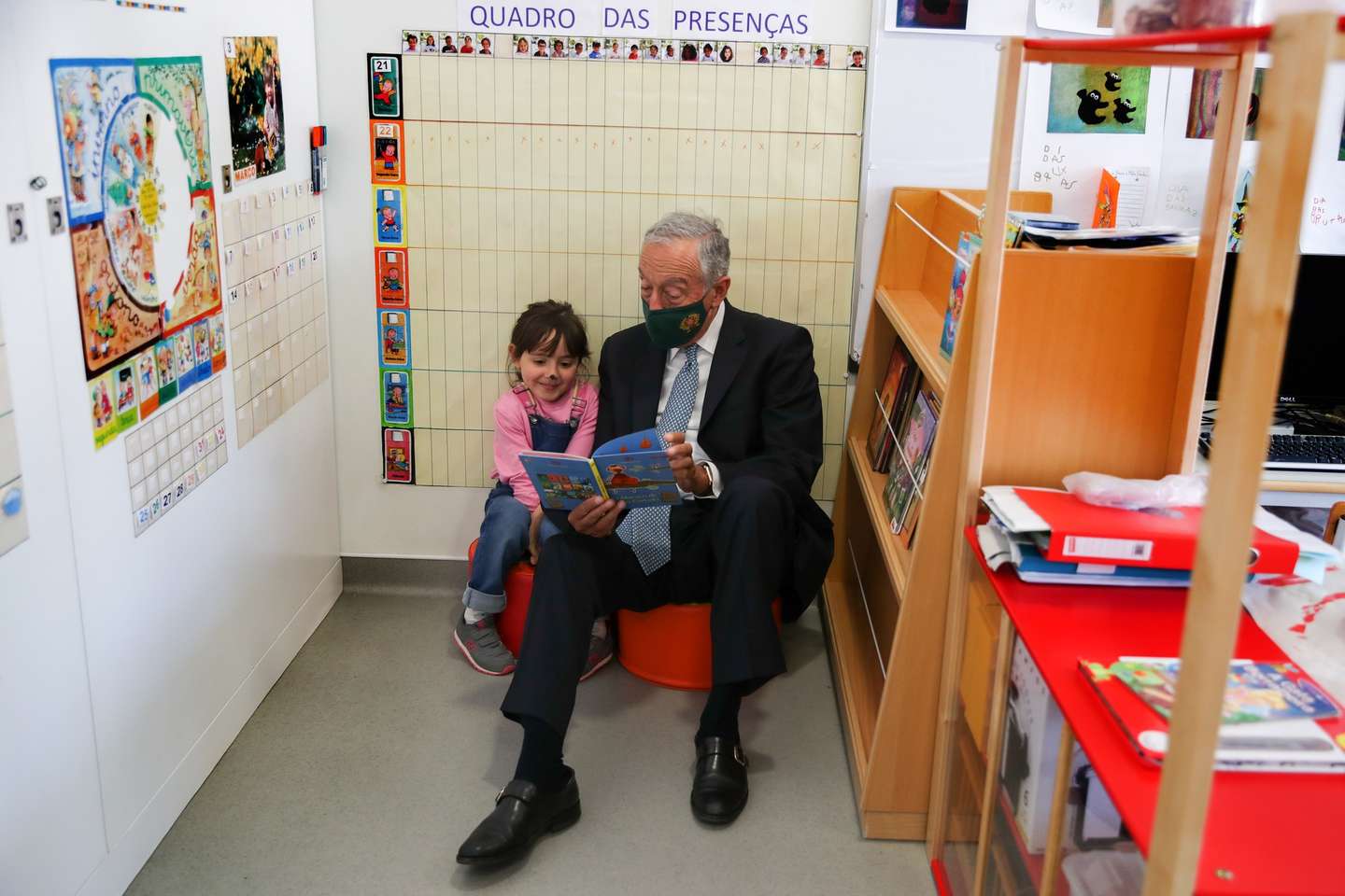 O Presidente da República, Marcelo Rebelo de Sousa, lê um livro infantil durante a visita à Escola Básica Parque Silva Porto, Lisboa, 22 de março de 2021.  MANUEL DE ALMEIDA/LUSA