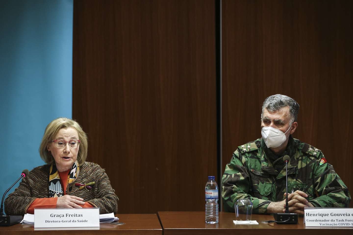 A diretora-geral da Saúde, Graça Freitas (E), ladeada pelo coordenador da 'task-force' para a vacinação contra a covid-19, vice-almirante Henrique Gouveia e Melo (D), intervém durante a conferência de imprensa de atualização de informação relativa ao Plano de Vacinação contra a covid-19, no Infarmed, em Lisboa, 21 de abril de 2021. RODRIGO ANTUNES/LUSA