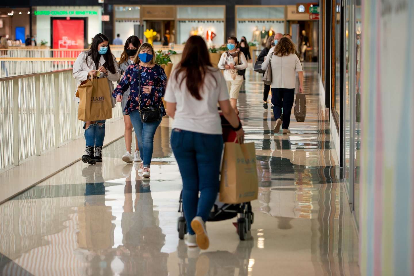 Pessoas passeiam pelo Centro Comercial UBBO, no dia que marca o início da terceira fase de desconfinamento em Portugal, na Amadora, 19 de abril de 2021. Portugal inicia hoje a terceira fase do desconfinamento com a reabertura de mais escolas, lojas, restaurantes e cafés, um levantamento de restrições que não é acompanhado nos 10 concelhos onde a incidência da covid-19 é maior. JOSÉ SENA GOULÃO/LUSA
