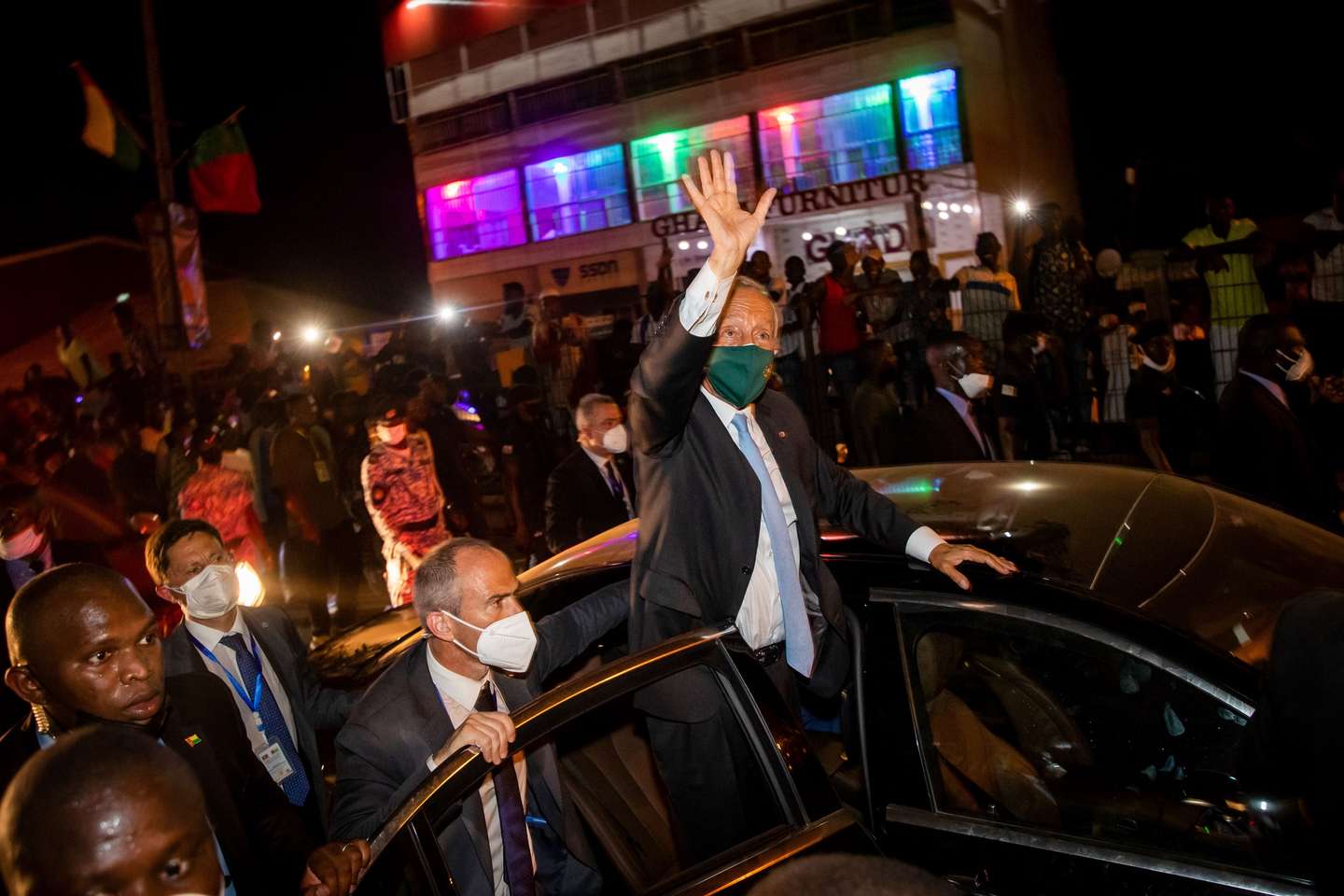 O Presidente da República, Marcelo Rebelo de Sousa (C), acena aos populares durante o percurso entre o aeroporto internacional Osvaldo Vieira e o centro de Bissau, no início da visita oficial que decorre entre 17 e 18 de maio, em Bissau, na Guiné-Bissau, 17 de maio de 2021. JOSÉ SENA GOULÃO/LUSA