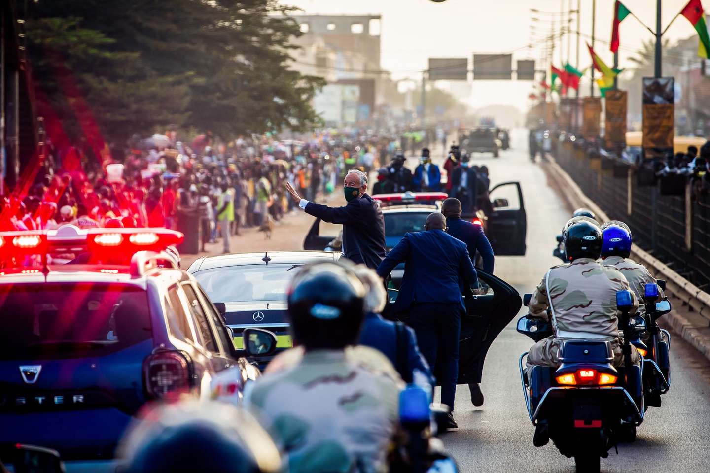 O Presidente da República, Marcelo Rebelo de Sousa, acena a populares no percurso entre a cidade de Bissau e o Palácio do Governo, no segundo e último dia de visita oficial à Guiné-Bissau, 18 de maio de 2021. JOSÉ SENA GOULÃO/LUSA
