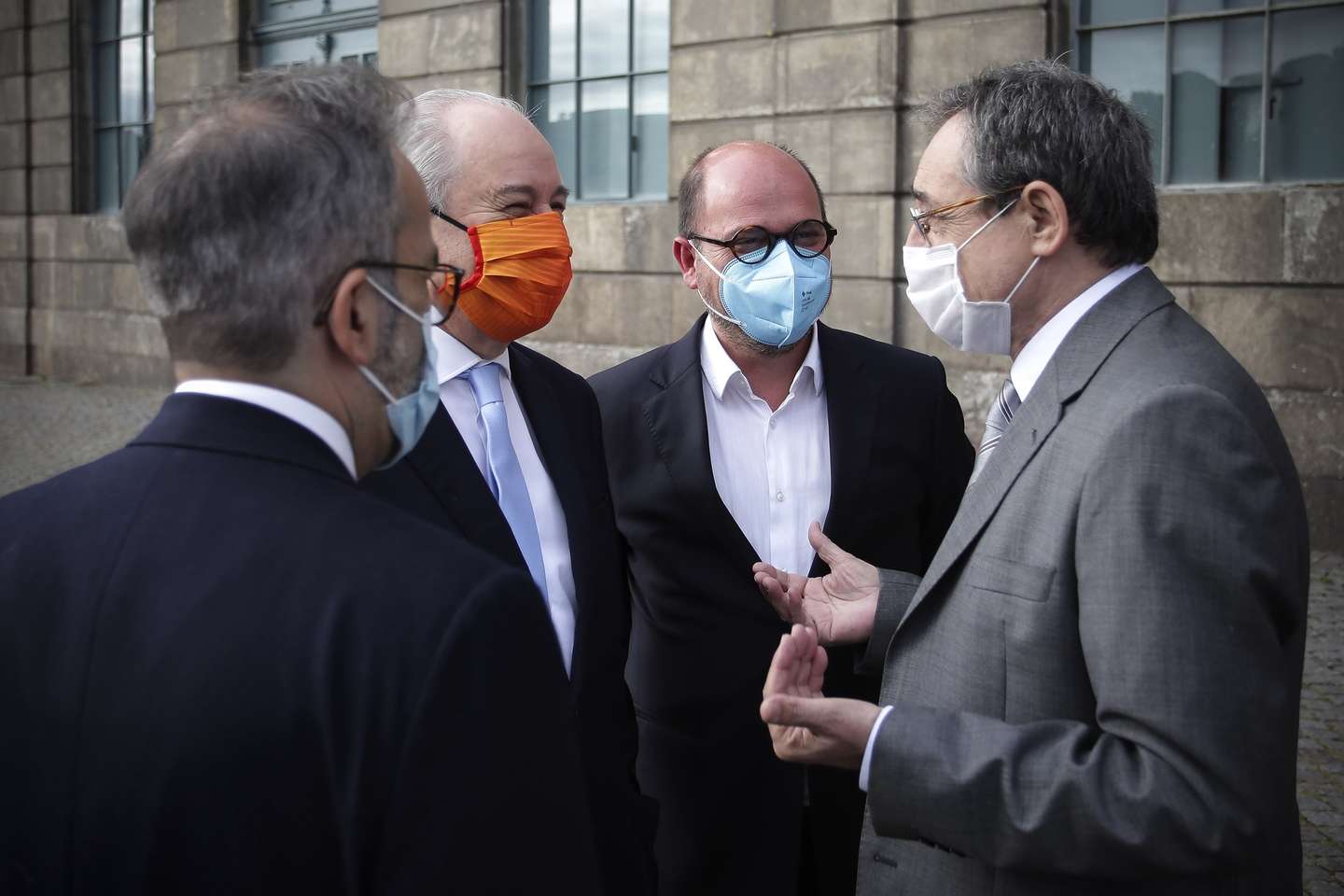 O presidente do Partido Social Democrata (PSD), Rui Rio (2E), o eurodeputado, Paulo Rangel (E), o candidato do PSD à Câmara Municipal do Porto, Vladimiro Feliz (2D) e o candidato à Câmara Municipal de Vila Nova de Gaia, António Oliveira (D), durante a apresentação oficial e das linhas gerais do programa do candidato do partido à presidência da Câmara Municipal do Porto, no Porto,14 de maio de 2021. MANUEL FERNANDO ARAUJO/LUSA