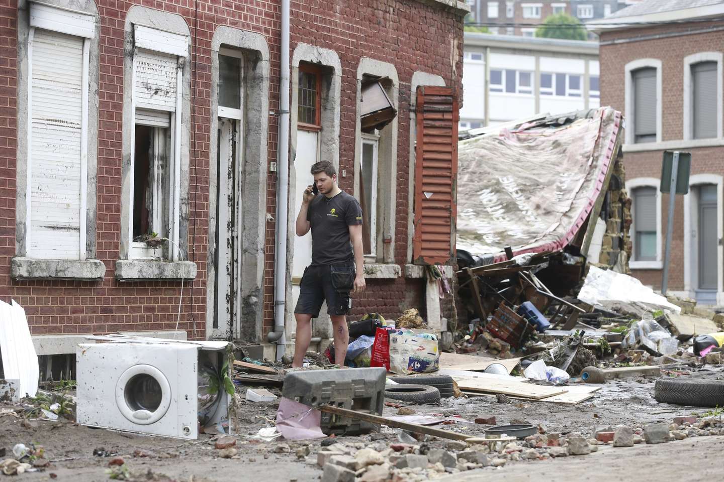 epa09347986 Residents clean up after heavy rains had caused severe flooding in Ensival, Verviers, Belgium, 16 July 2021. Heavy rains have caused widespread damage and flooding in parts of Belgium.  EPA/STEPHANIE LECOCQ