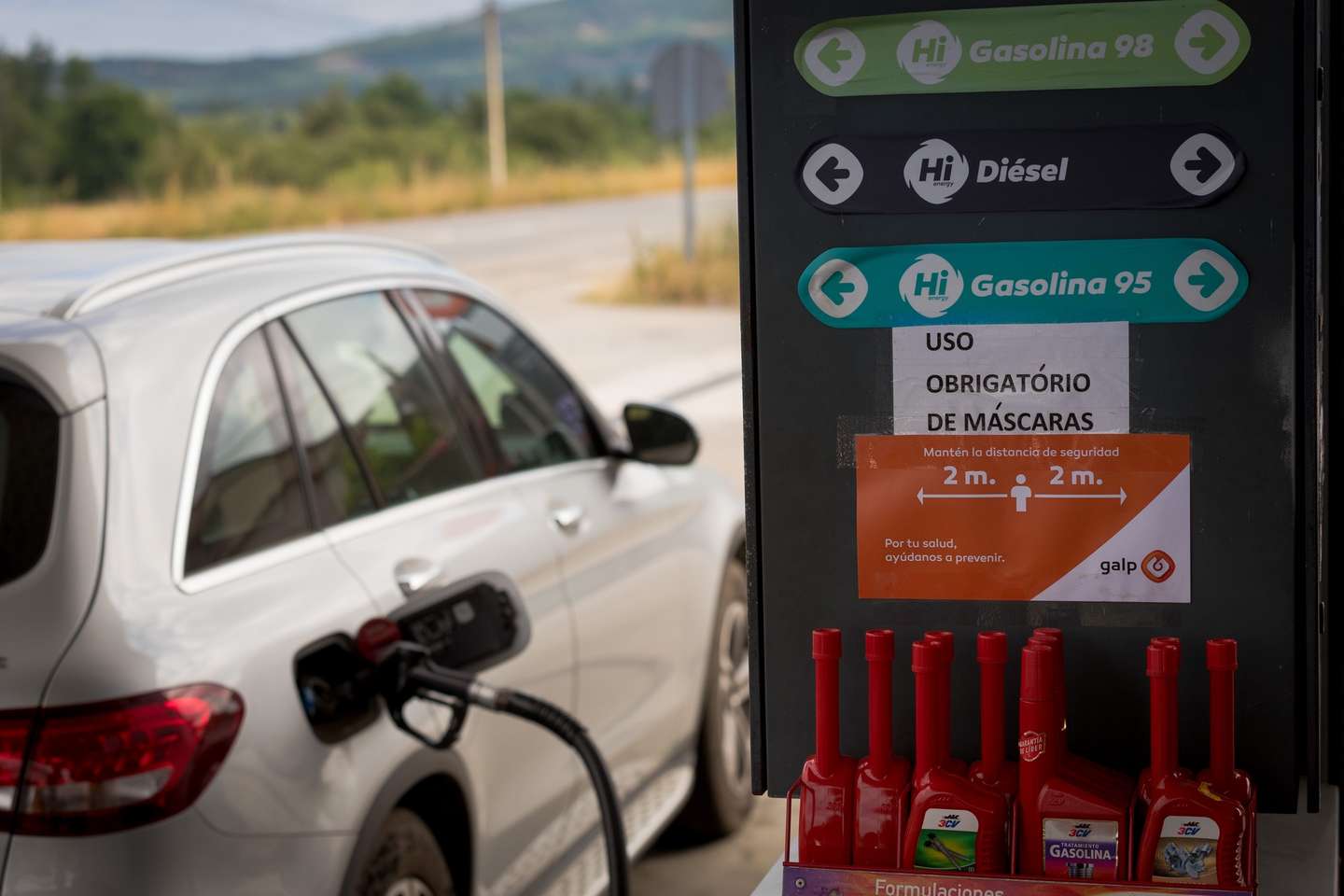 Estação de abastecimento de combustível em Feces de Abaixo, na Galiza, Espanha, 26 de junho de 2020. Com a atividade comercial e o turismo prontos a regressar ao normal os comerciantes de Chaves aguardam com expectativa a reabertura das fronteiras terrestres para voltarem a receber os vizinhos espanhóis e alcançarem a recuperação económica. Encerradas desde 16 de março devido à pandemia da coronavirús(covid-19), as fronteiras terrestres entre Portugal e Espanha reabrem dia 01 de julho. (ACOMPANHA TEXTO DA LUSA DO DIA 30 DE JUNHO DE 2020). PEDRO SARMENTO COSTA/LUSA