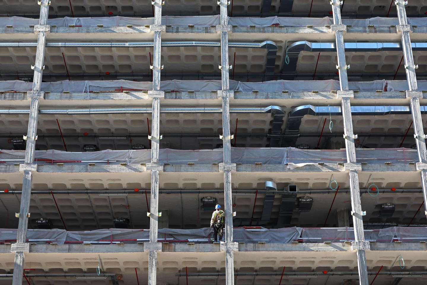 Um trrabalhadror da construção civil faz uma pausa durante o recolher obrigatório do estado de emergência, no âmbito das medidas de contenção da covid-19, em Lisboa, 21 de novembro de 2020. Com 213 concelhos em risco em Portugal, o Conselho de Ministros decretou, durante o fim-de-semana, o encerramento de todos os estabelecimentos comerciais e restauração a partir das 13h00 até às 08h00 do dia seguinte, para além do confinamento obrigatório para toda a população destes concelhos a partir das 13h. ANTÓNIO PEDRO SANTOS/LUSA