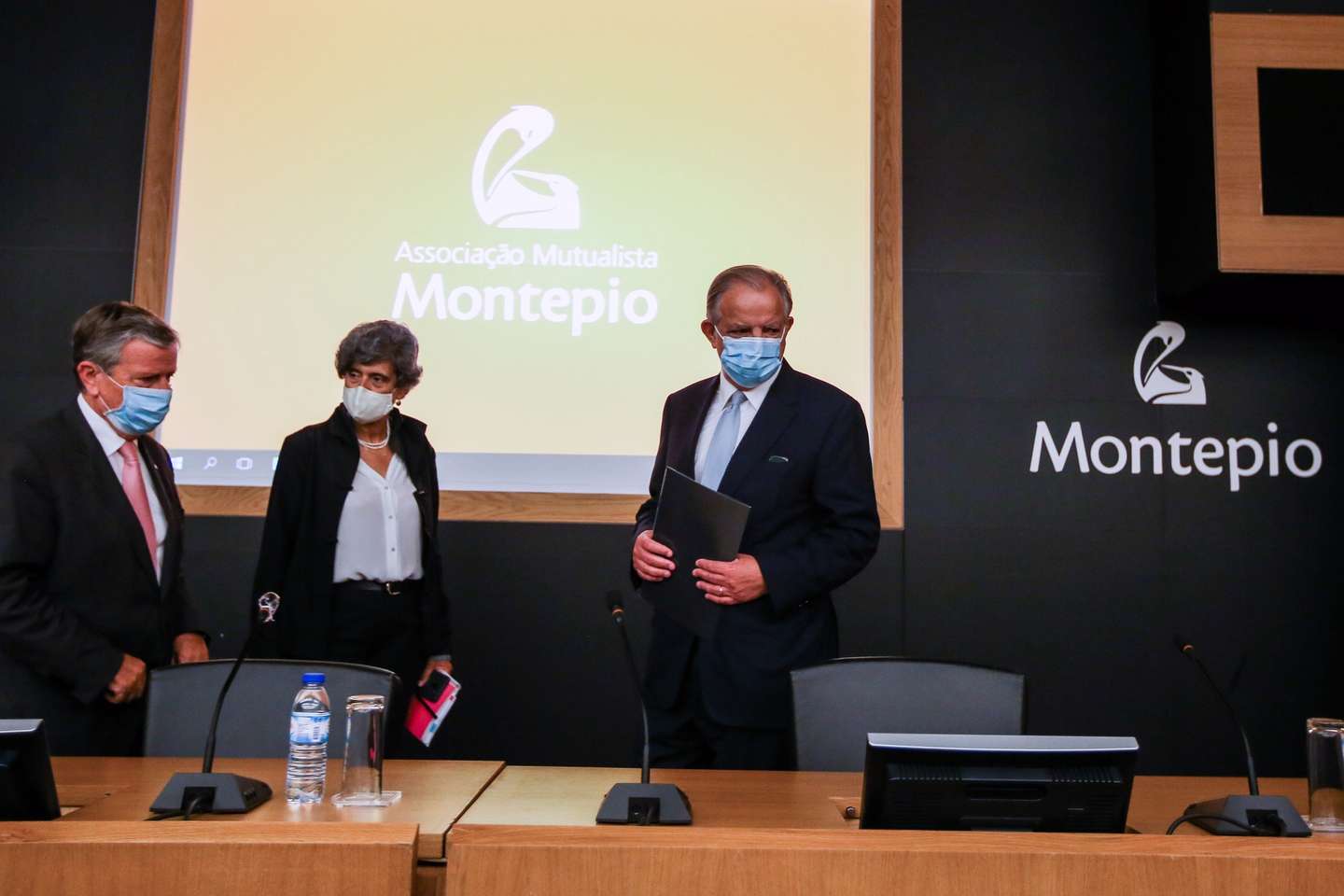O presidente do Conselho de Administração do Montepio Geral – Associação Mutualista, Virgílio Lima (D), acompanhado por Carlos Morais Beato (E) e Idália Serrão (C), durante a conferência de imprensa dedicada à análise dos resultados de atividade da Instituição, em Lisboa, 01 de julho de 2020. NUNO FOX/LUSA