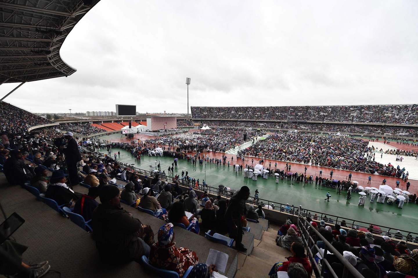 epa07822908 Pope Francis leads a Holy mass at Zimpeto Stadium, Maputo, Mozambique, 06 September 2019. Pope Francis will visit Mozambique, Madagascar, Mauritius on his three-nation trip to Africa, from 04 to 10 September 2019.  EPA/LUCA ZENNARO