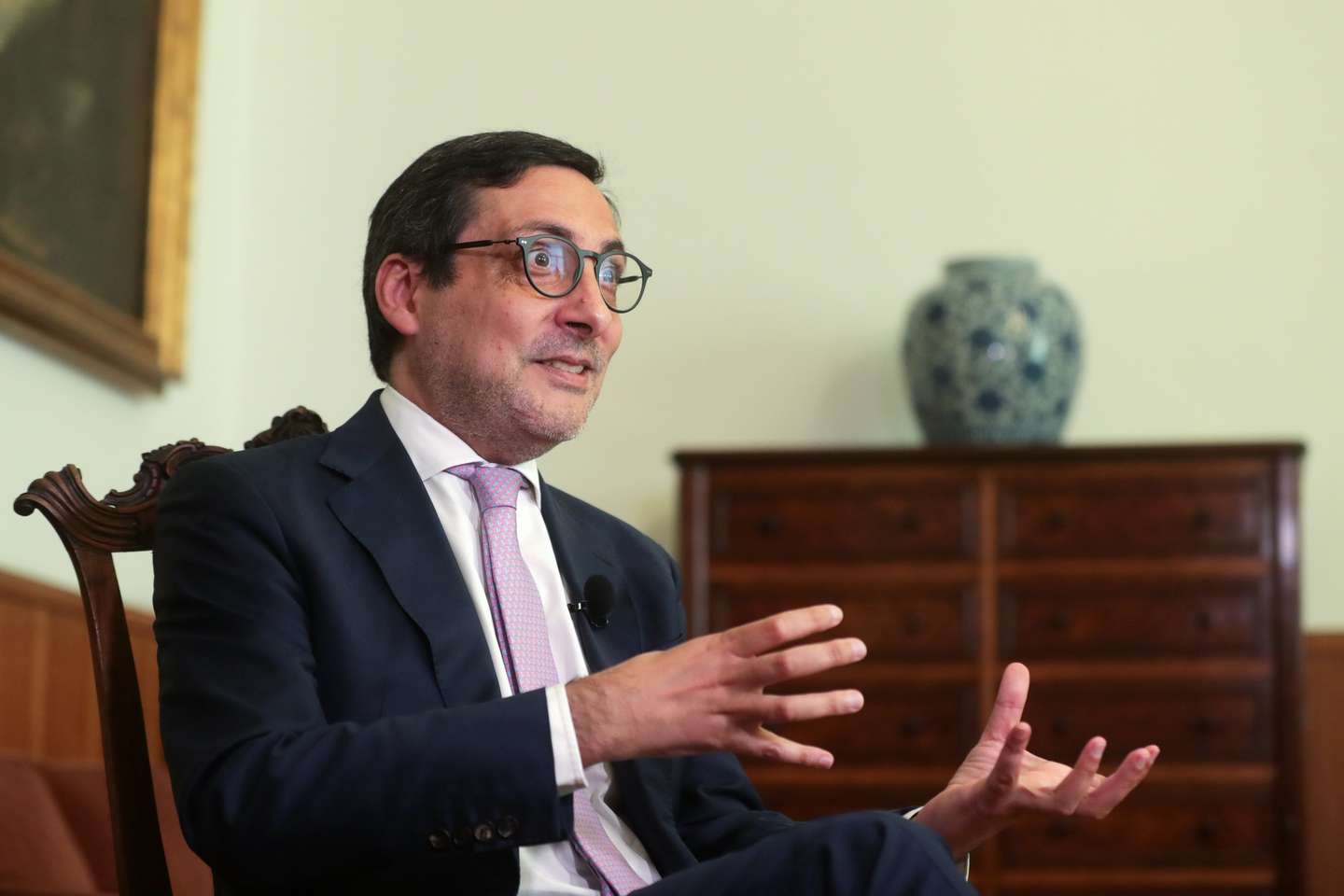 O secretário de Estado dos Assuntos Fiscais, António Mendonça Mendes, fala durante uma entrevista à agência Lusa, na sede do Ministério das Finanças, em Lisboa, 29 de março de 2021. O secretário de Estado dos Assuntos Fiscais, afirmou, em entrevista à Lusa, ser “expectável” que os reembolsos do IRS comecem este ano a ser processados mais cedo do que em 2020. (ACOMPANHA TEXTO DA LUSA O DIA 31 DE MARÇO DE 2021). TIAGO PETINGA/LUSA
